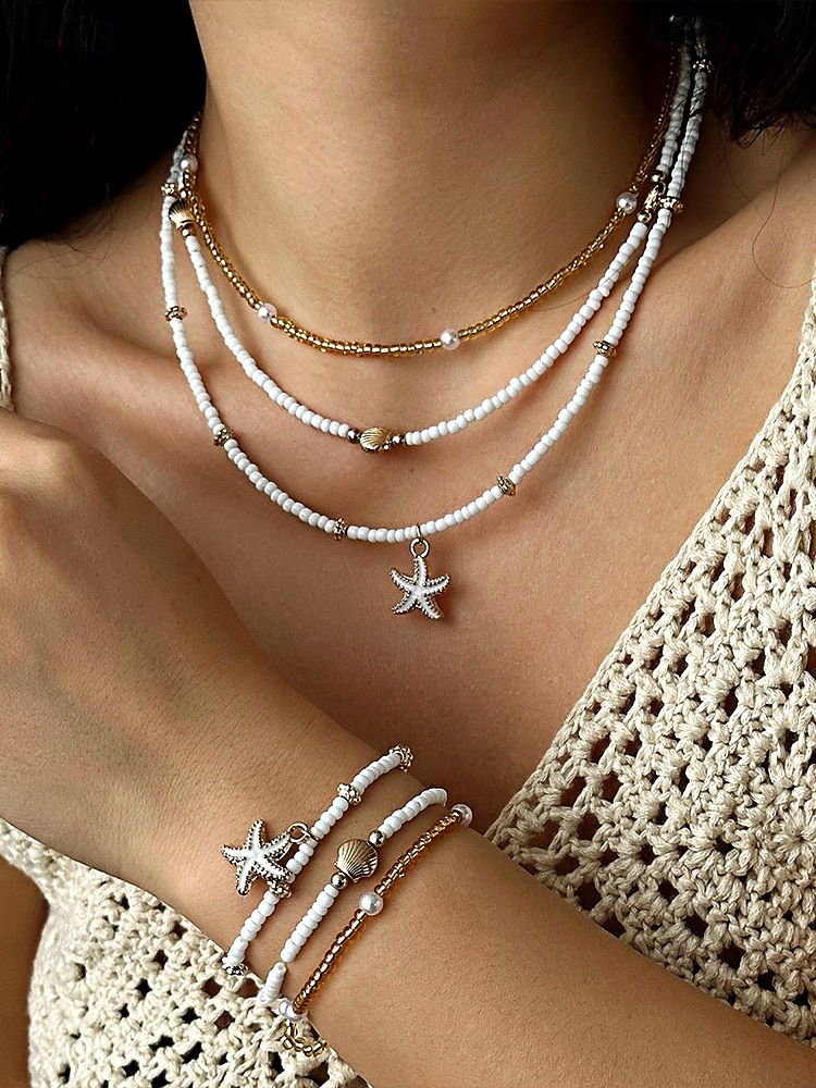 Conjunto de collar y pulsera tobillera en capas estilo playa para mujer con dijes de estrellas de mar y conchas, diseño de cuentas doradas y blancas, adecuado para vacaciones de verano, estilo casual y bohemio. 2025 - $9.99 –P1