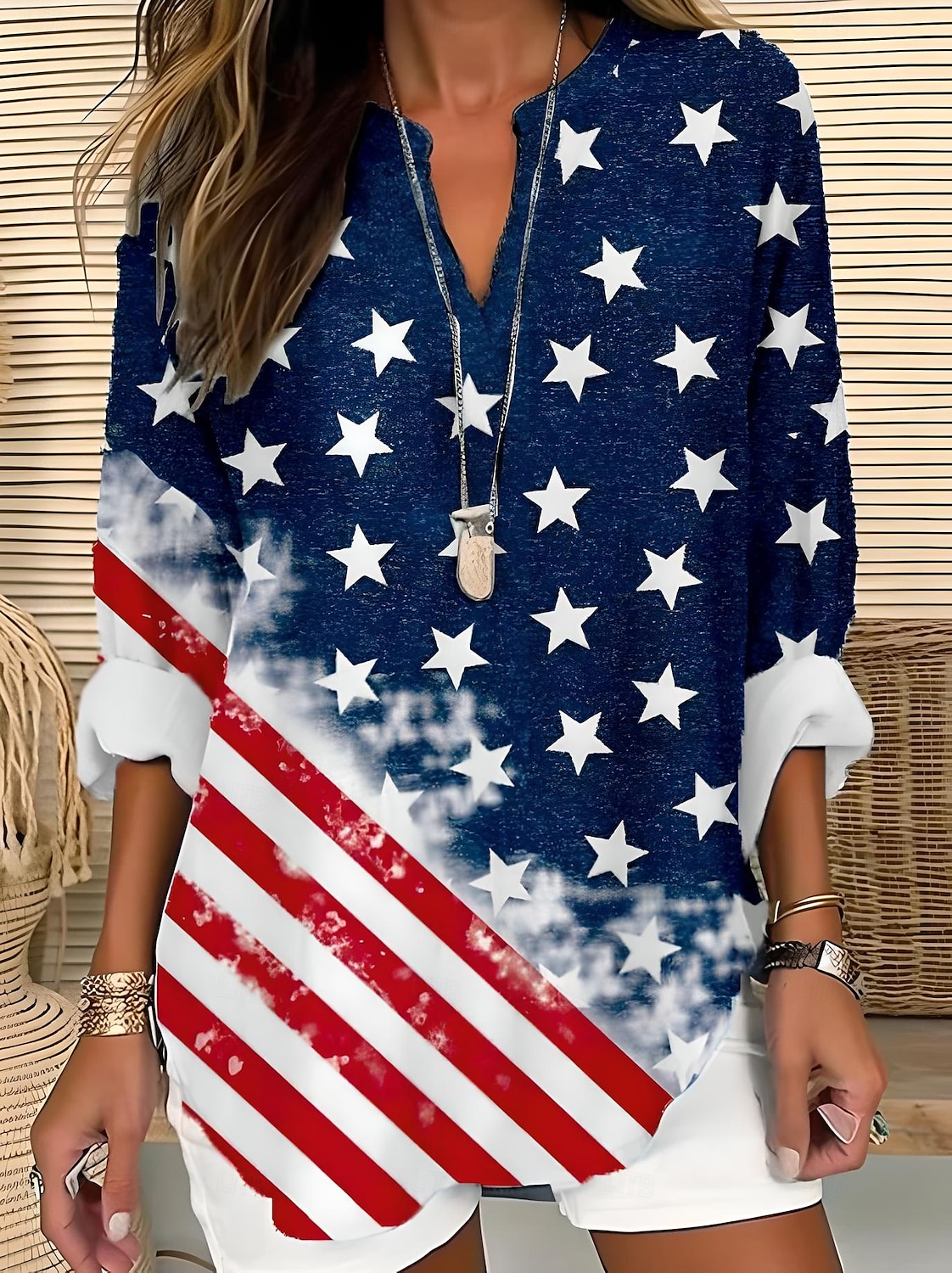 Giorno dell'Indipendenza Blusa Patriottica da Donna Simile Lino Traspirante Leggera Tunica Collo a V Maniche Lunghe Boho Casual Bandiera Rossa Bianca e Blu Maniche Corte Giornaliero Stampa del 2026 a $32.99 –P1