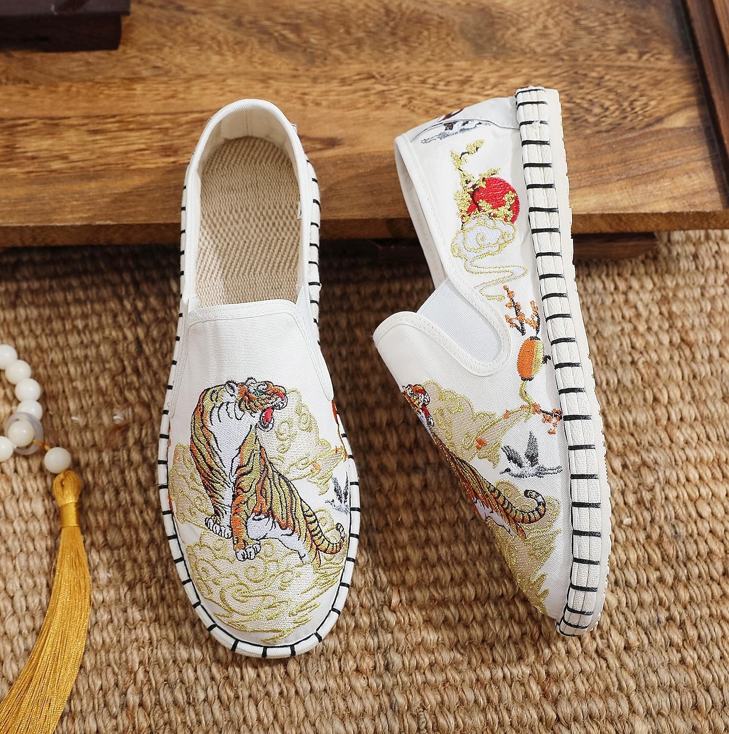 Pánské bílé espadrilky nazouvací boty s uměleckou výšivkou - stylová obuv s jedinečným tygřím designem 2025 - $42.99 –P1