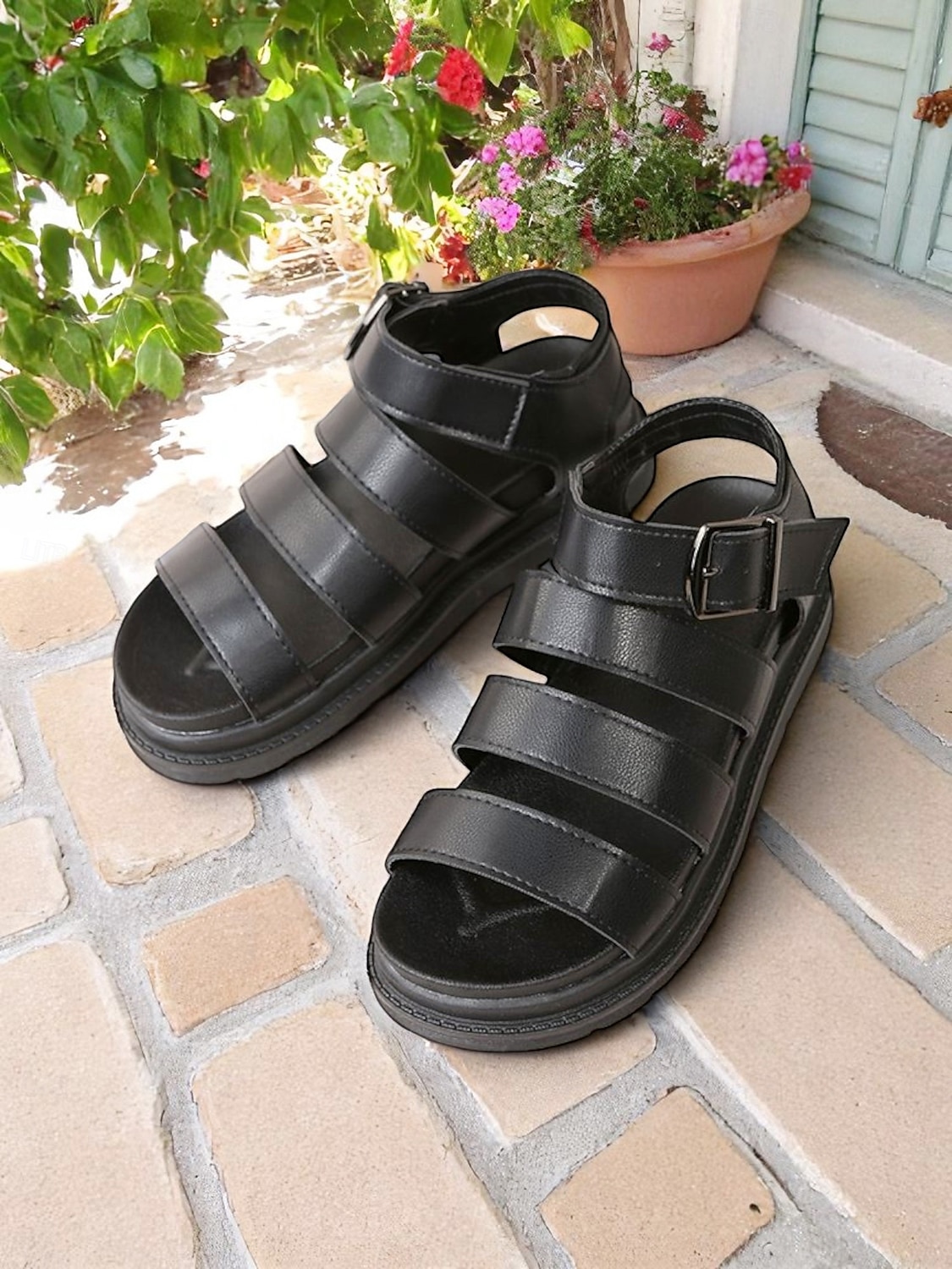 Sandales blanches à brides et boucles pour femmes – Chaussures plates décontractées et sportives pour la marche quotidienne, les voyages et les sorties estivales de 2025 ? $24.99 –P3