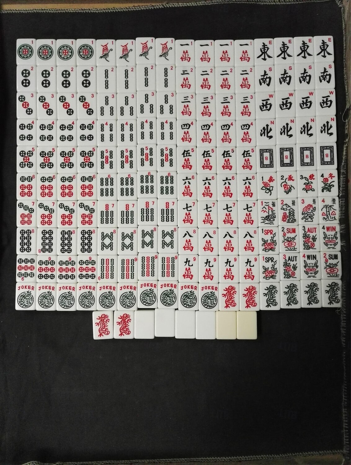 Set di mahjong americano: 166 tessere bianche con borsa rossa e accessori; 4 rastrelliere per mahjong tutto in uno con spingitori; set completo di mahjong occidentale. del 2025 a $148.99 –P5