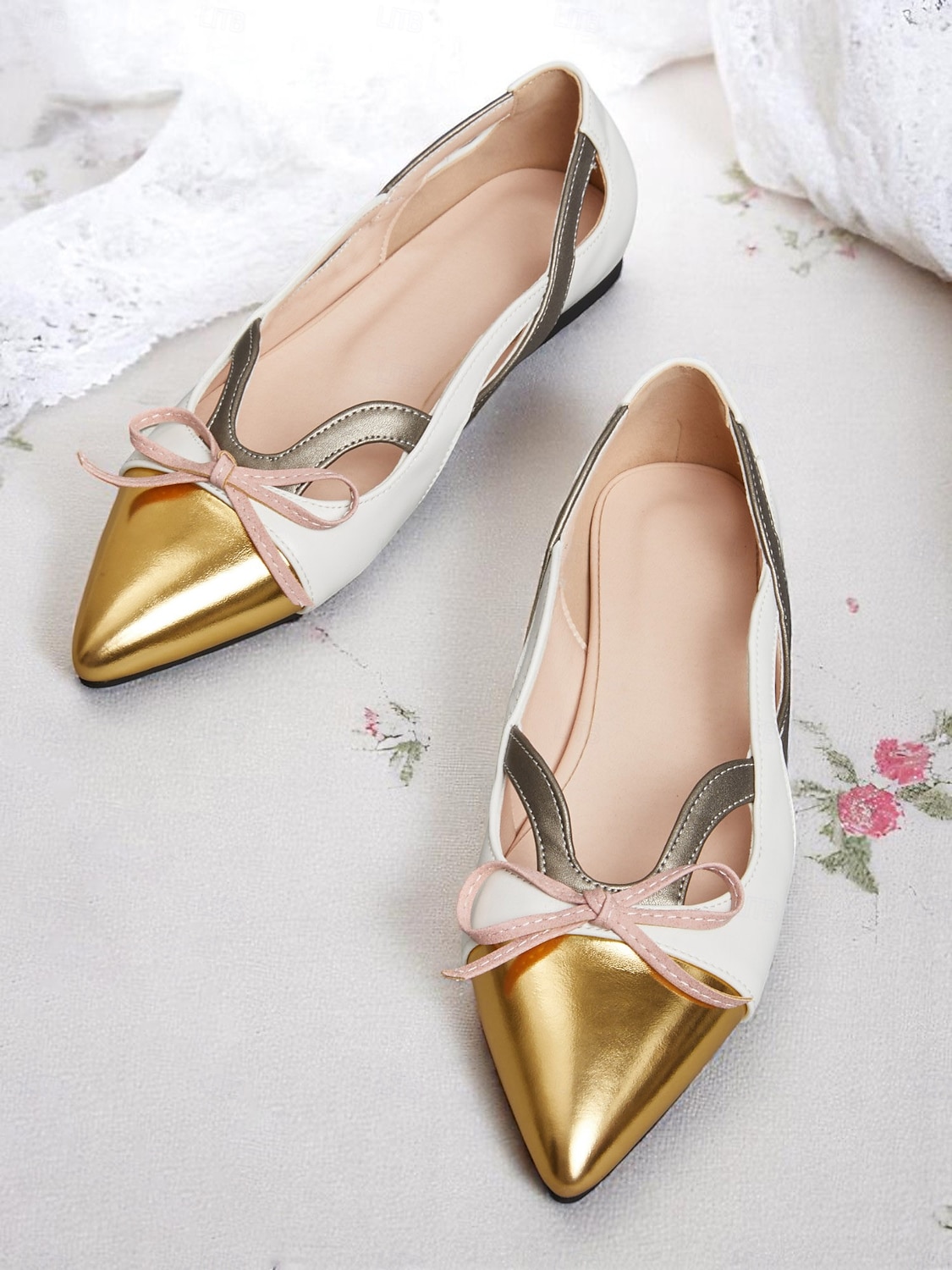 Ballerines vintage à bout pointu pour femme des années 1950 – bout renforcé doré métallisé, détail nœud rose, design découpé élégant, ballerines rétro chic pour le bureau et les fêtes de 2025 ? $42.99 –P1