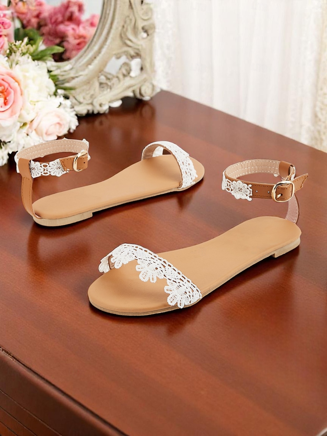 Weiße Damen-Sandalen mit Knöchelriemen aus Spitze und Blumendetails – offene Brautschuhe mit niedrigem Absatz für eine Hochzeit im Garten oder am Strand 2025 - $42.99 –P2