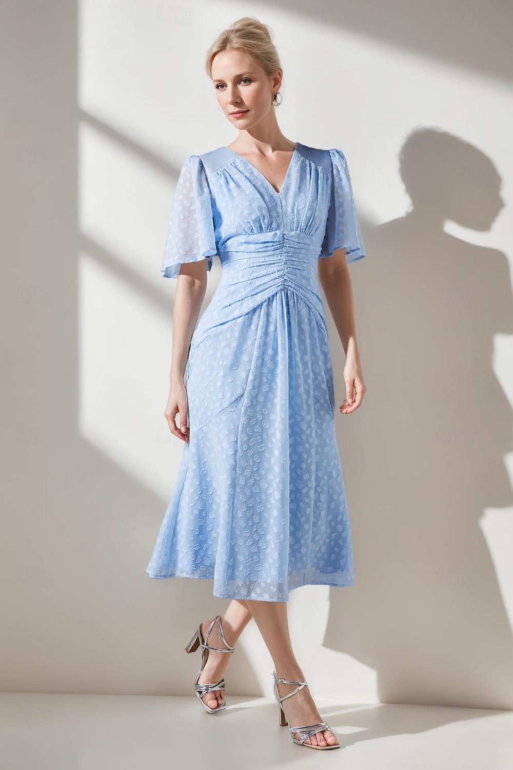 Himmelblau verbrannte Punkte Spitze A-Linie Mutter der Braut Kleid Elegant Einfach Hochzeitsgastkleid V-Ausschnitt Bodenlang Chiffon Spitze Kurzarm mit Raffung 2025 - $129.99 –P1