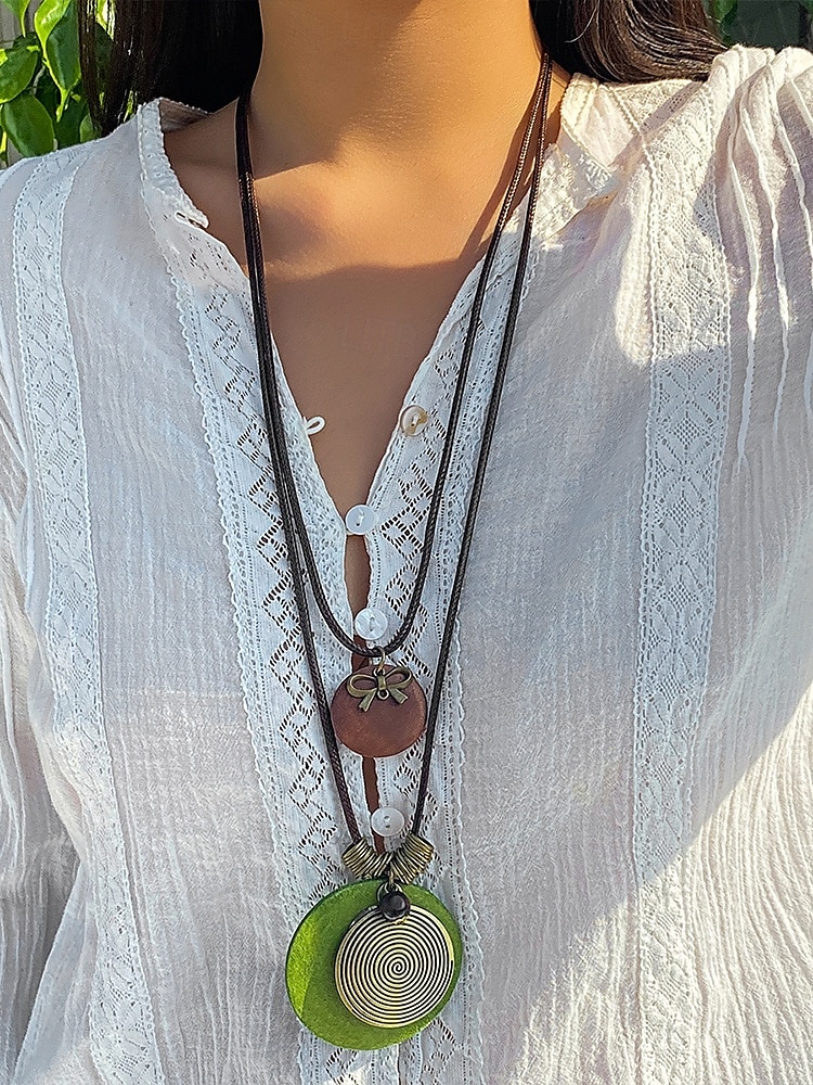 Collier bohème à pendentif en bois multicouche pour femme – perles en alliage naturel faites à la main, design ethnique en spirale, bijoux légers pour tenues décontractées, fêtes d'été et vacances à la plage de 2025 ? $9.99 –P3
