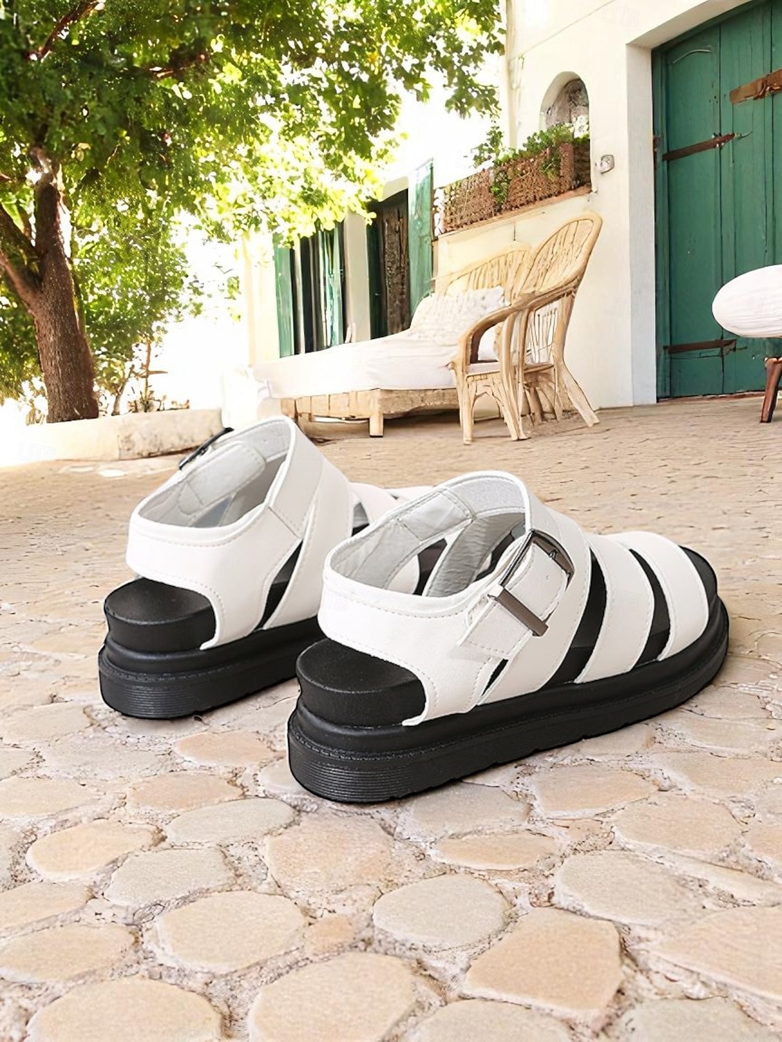 Sandales blanches à brides et boucles pour femmes – Chaussures plates décontractées et sportives pour la marche quotidienne, les voyages et les sorties estivales de 2025 ? $24.99 –P6