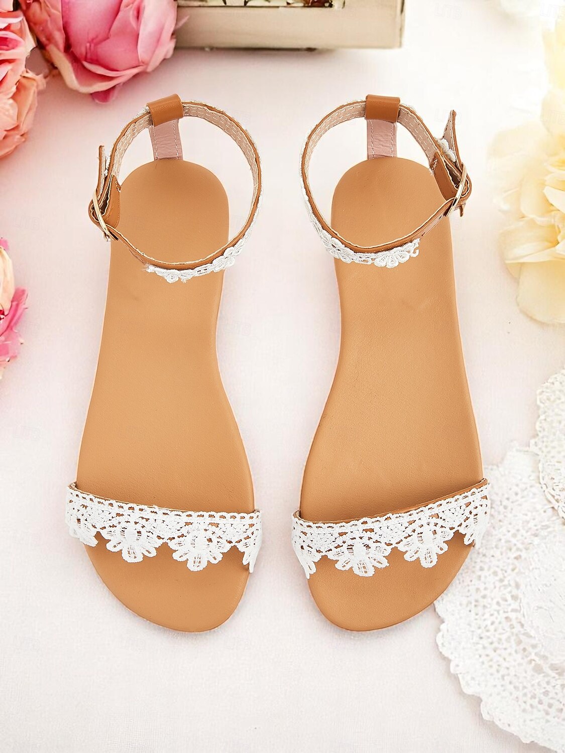 Weiße Damen-Sandalen mit Knöchelriemen aus Spitze und Blumendetails – offene Brautschuhe mit niedrigem Absatz für eine Hochzeit im Garten oder am Strand 2025 - $42.99 –P5
