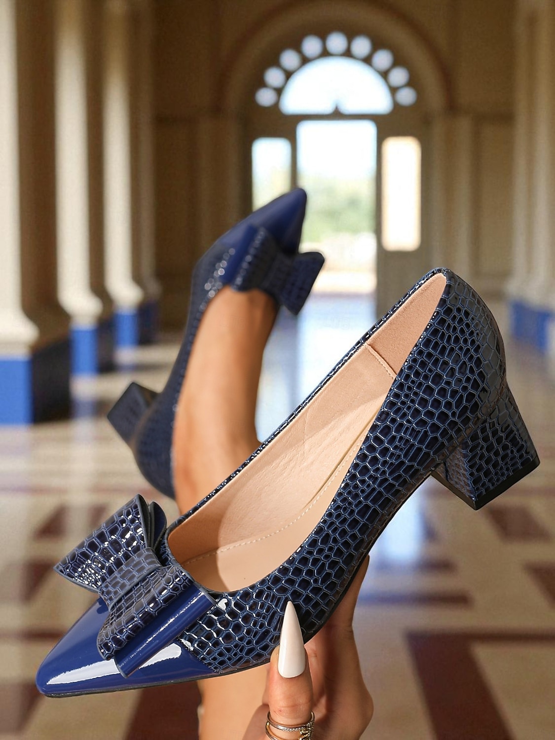 Damen-Pumps aus Lackleder im Vintage-Stil mit Krokodilprägung – braune Pumps mit spitzer Spitze, übergroßer Schleife und Blockabsatz fürs Büro, Teepartys und Outfits im Stil der 50er Jahre 2025 - $42.99 –P3