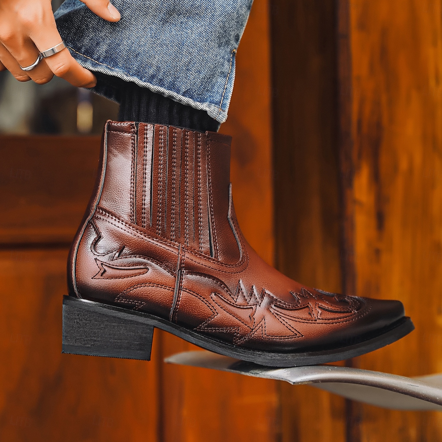 Bottines de cowboy en cuir marron style western pour homme avec motif flamme brodé – bottes tendance pour événements country, rodéos et tenues décontractées de 2025 ? $59.99 –P3
