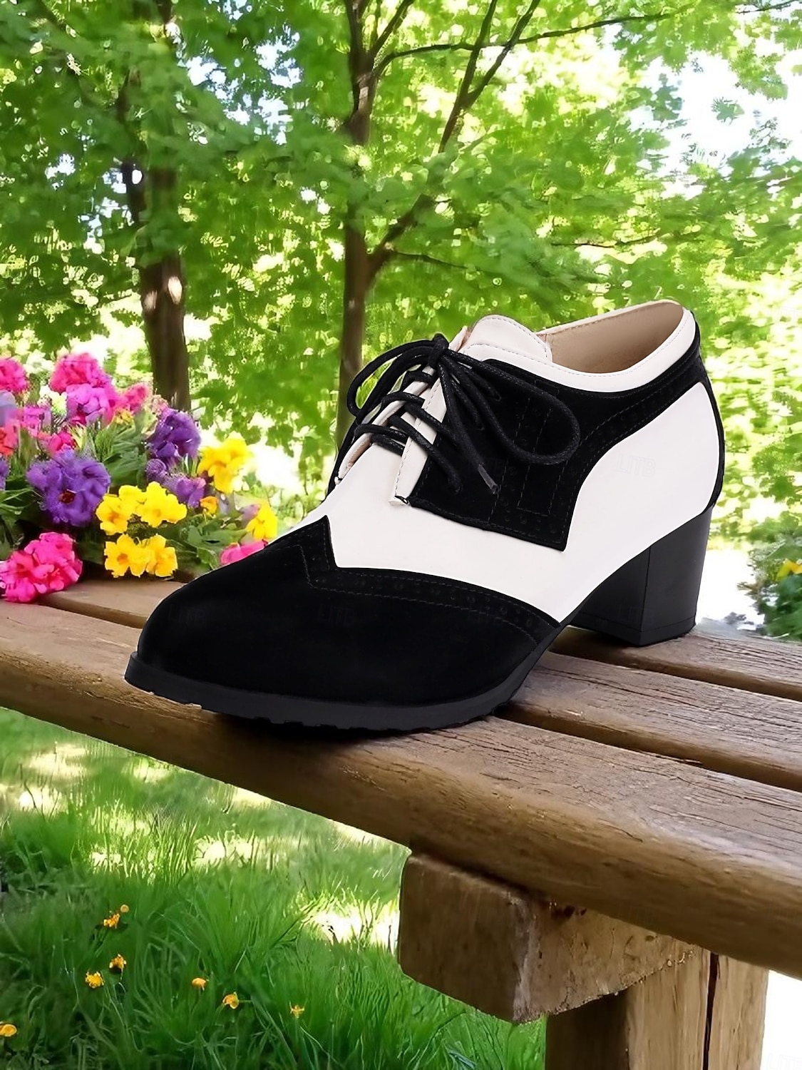 női kétszínű, zöld-fehér oxford magassarkú, brogue díszítéssel – 1950-es évekbeli vintage fűzős elegáns cipők mindennapi viseletre, tavaszi szettekhez és retró ihletésű megjelenéshez 2025 - $46.99 –P1
