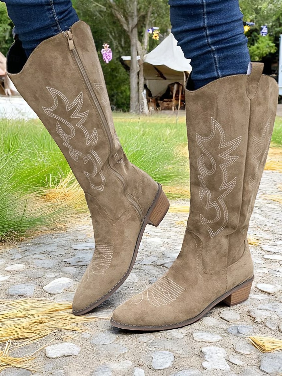 női western velúr térdig érő cowboy csizma – hímzett, barna, hegyes orrú, középsarkú lovaglócsizma country koncertekre, őszi szettekre és szabadtéri rendezvényekre 2025 - $46.99 –P6