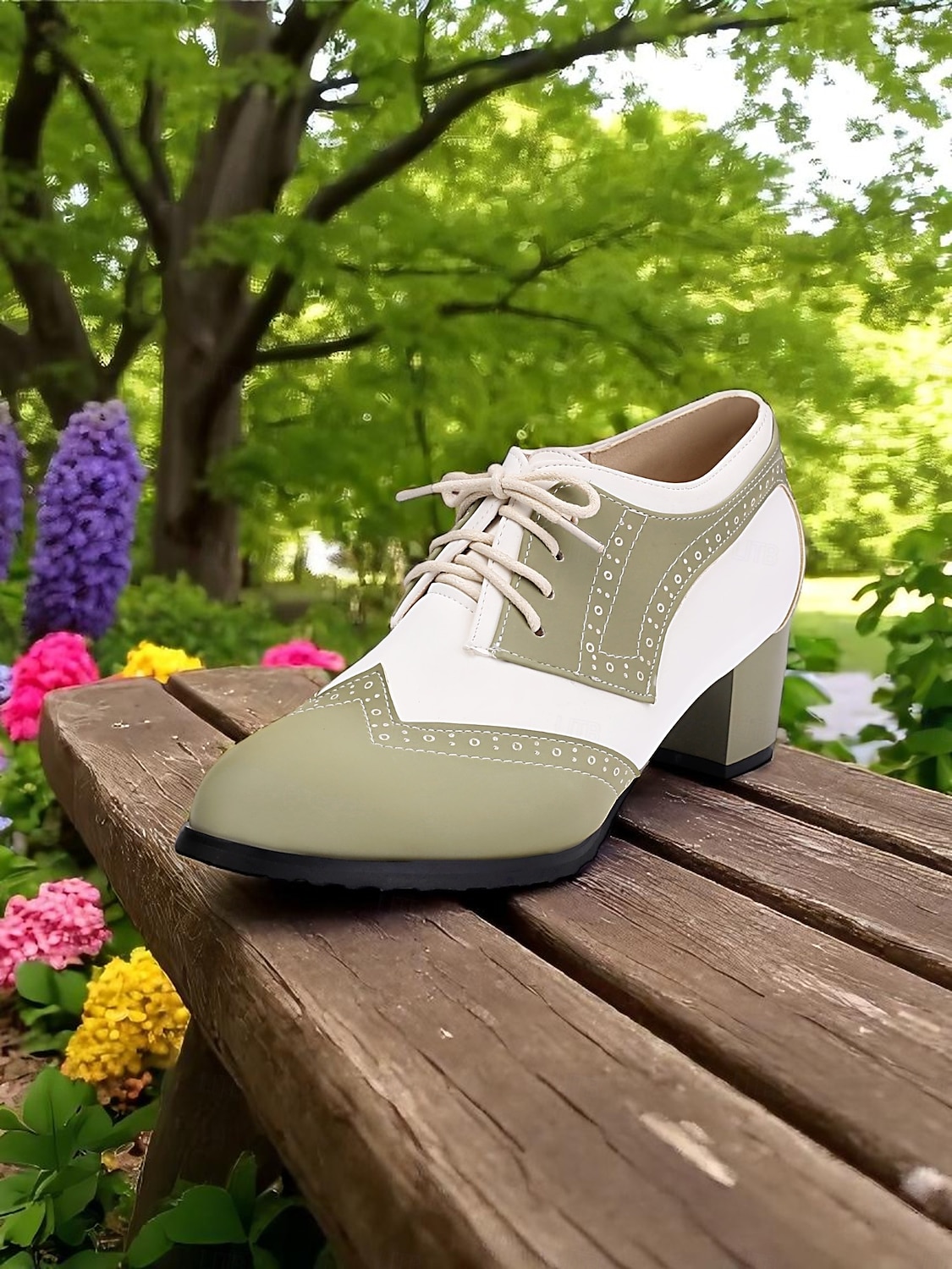 női kétszínű, zöld-fehér oxford magassarkú, brogue díszítéssel – 1950-es évekbeli vintage fűzős elegáns cipők mindennapi viseletre, tavaszi szettekhez és retró ihletésű megjelenéshez 2025 - $46.99 –P3