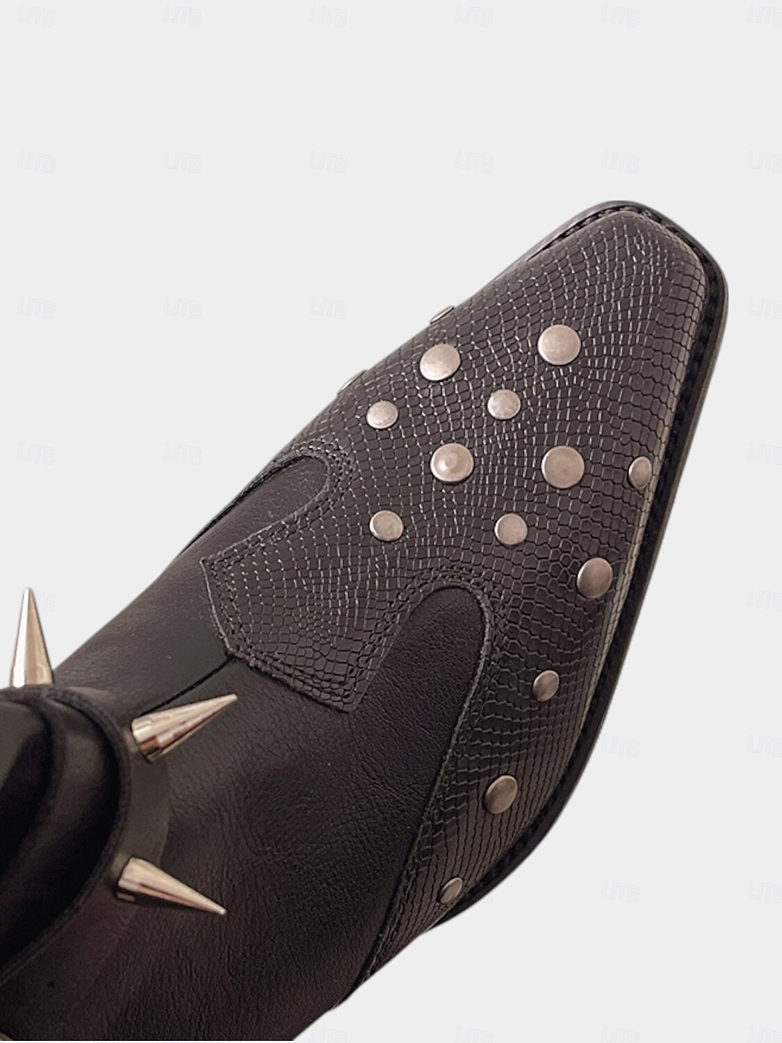 Bottines noires punk gothiques pour femmes avec détails chauve-souris et croix - design à pointes et clous, mode alternative des années 1980, idéales pour les événements de la vie nocturne, les fêtes de 2025 ? $46.99 –P7