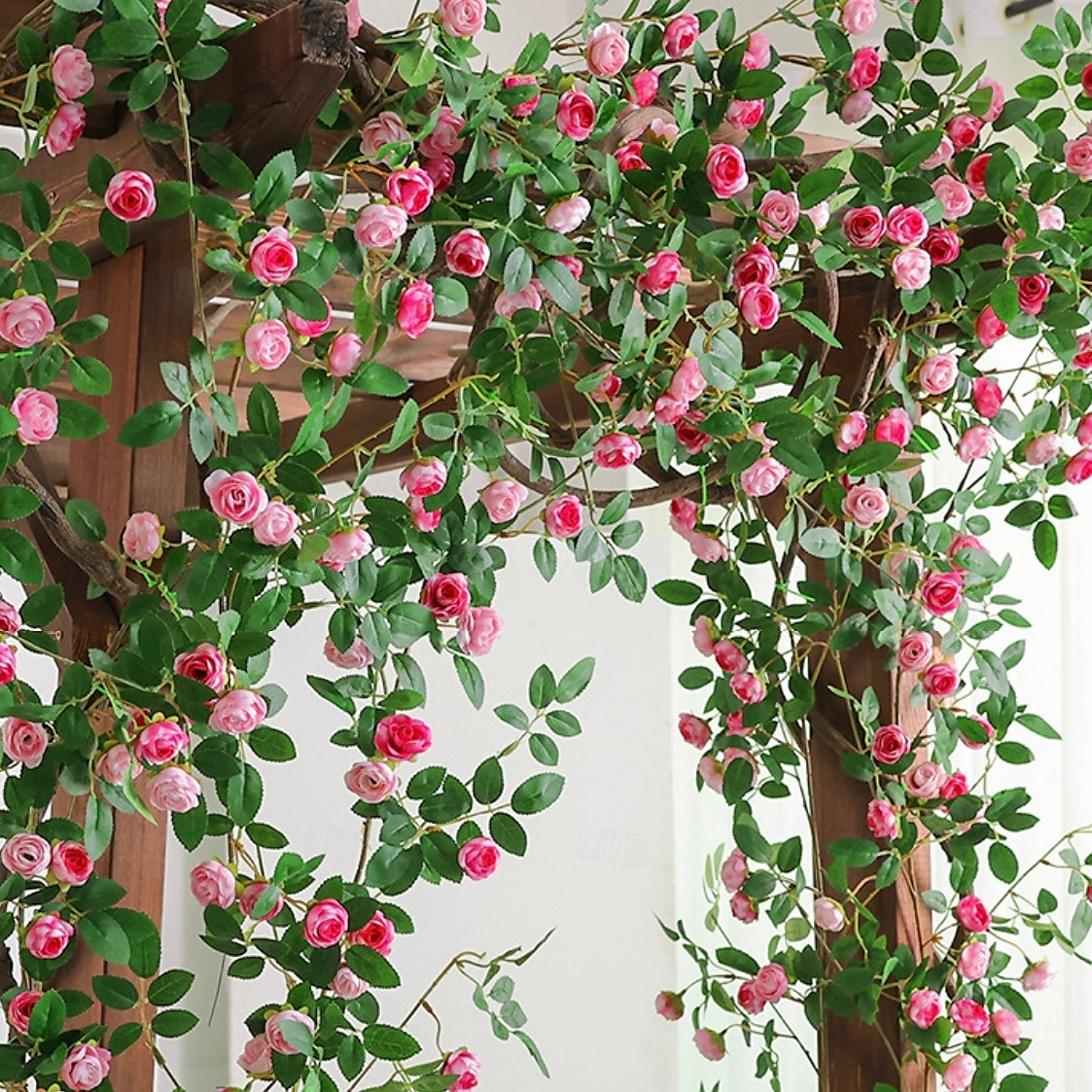 Bocciolo di rosa artificiale da appendere alla parete, finto fiore rampicante per decorare tubi del condizionatore e del riscaldamento, pianta rampicante in plastica per nascondere e decorare la casa del 2025 a $23.99 –P2