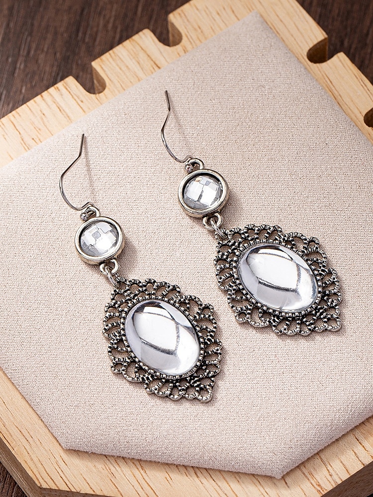 Boucles d'oreilles pendantes gothiques vintage pour femmes avec pierre précieuse rouge, design pendant en filigrane d'argent antique pour fête d'Halloween et cosplay de 2025 ? $7.99 –P12