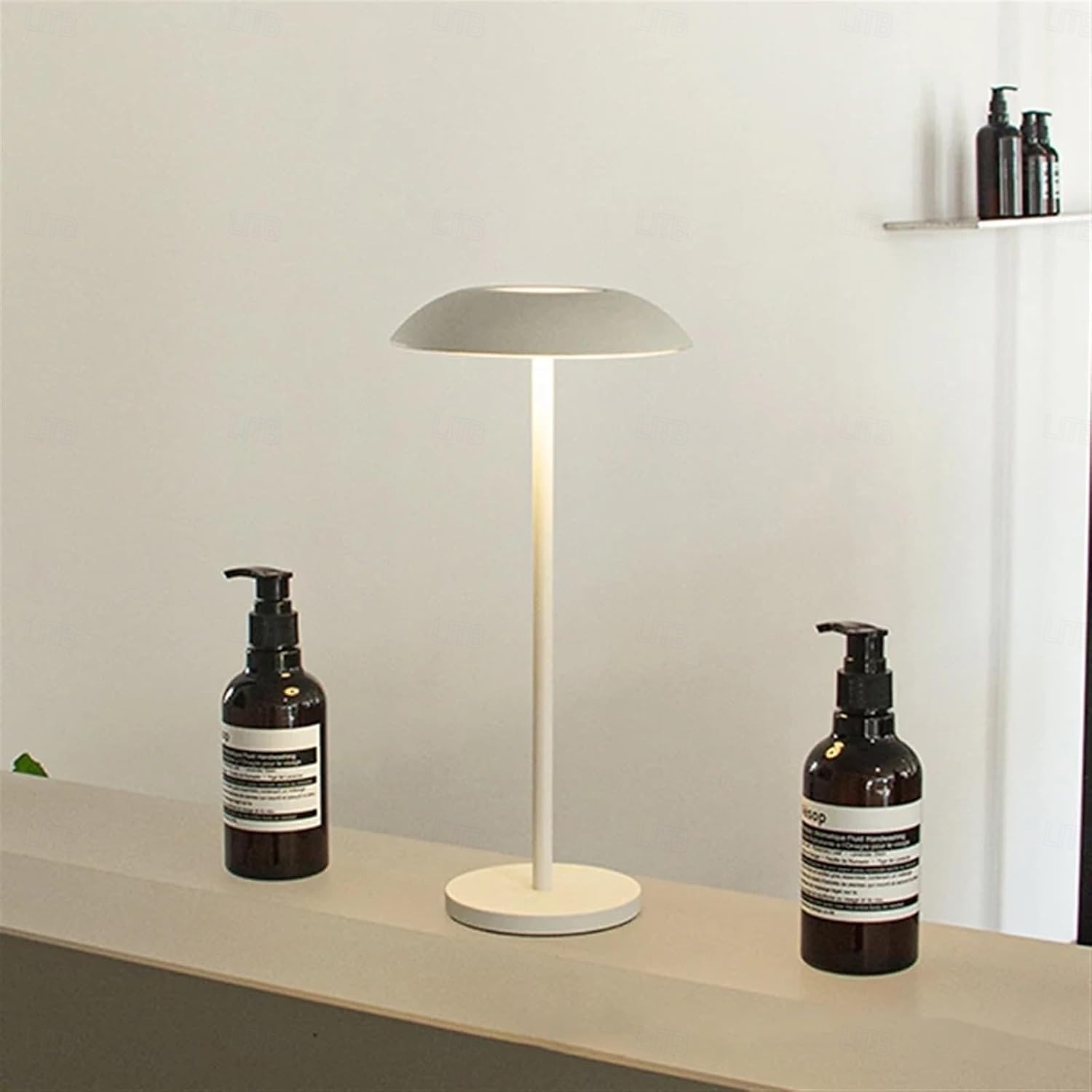 Lampada da tavolo ricaricabile in metallo di alluminio con tre colori dimmerabili e luce soffusa per la protezione degli occhi, campeggio all'interno e all'esterno, lettura, illuminazione da comodino, ricarica di tipo C. del 2025 a $23.99 –P4