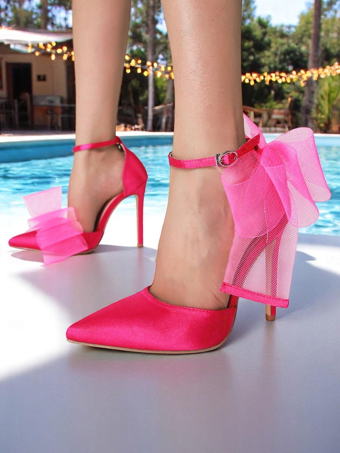 Scarpe col tacco da donna in raso rosa shocking con punta affilata, fiocco in tulle oversize, cinturino alla caviglia e stiletto, per feste notturne, cocktail sul tetto, glamour a bordo piscina o del 2025 a $42.99 –P2