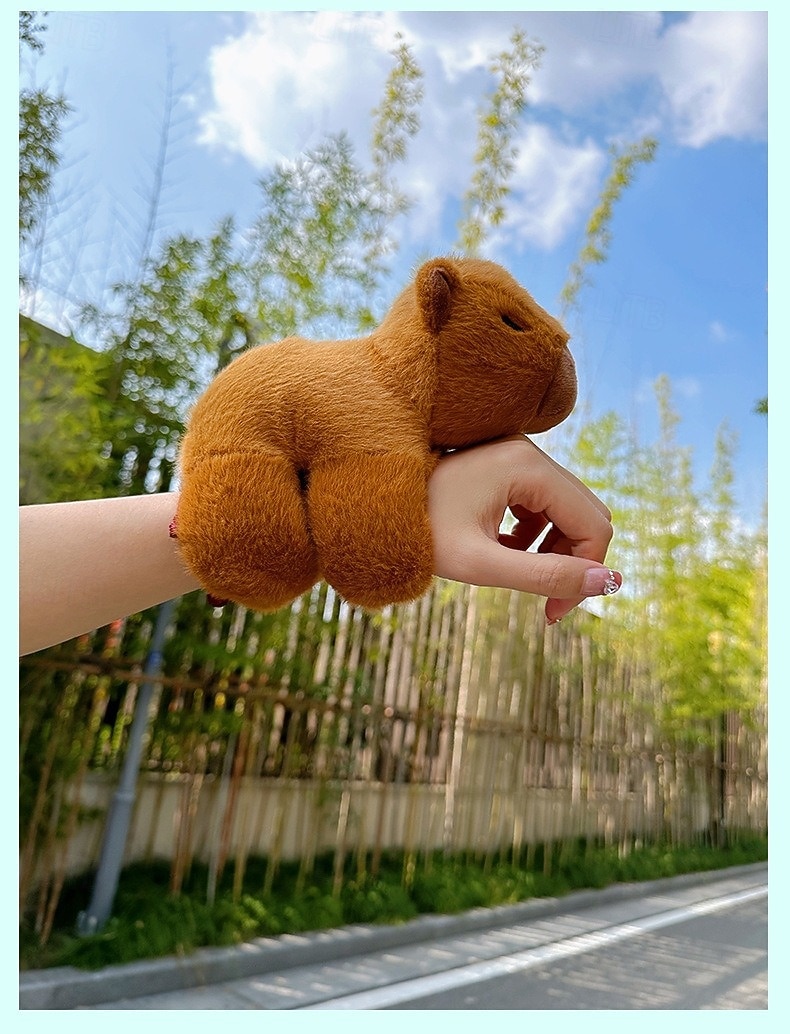 Braccialetto schiaffeggiante di peluche a forma di capibara, giocattolo di peluche da polso imbottito per decorazione, regalo per feste di compleanno per bambini del 2025 a $24.99 –P4