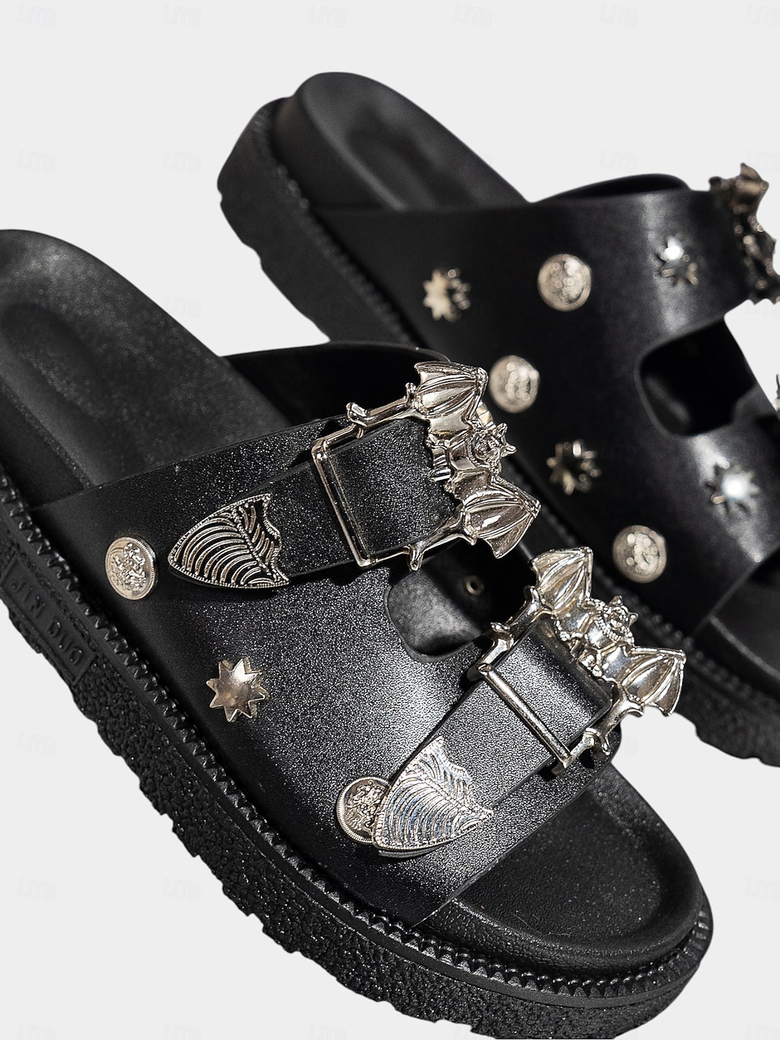 czarne sandały wsuwane damskie z metalową klamrą i ćwiekami – codzienne, modne obuwie plażowe z motywem nietoperza na Halloween, letnie wycieczki i relaks przy basenie 2026 - $34.99 –P3