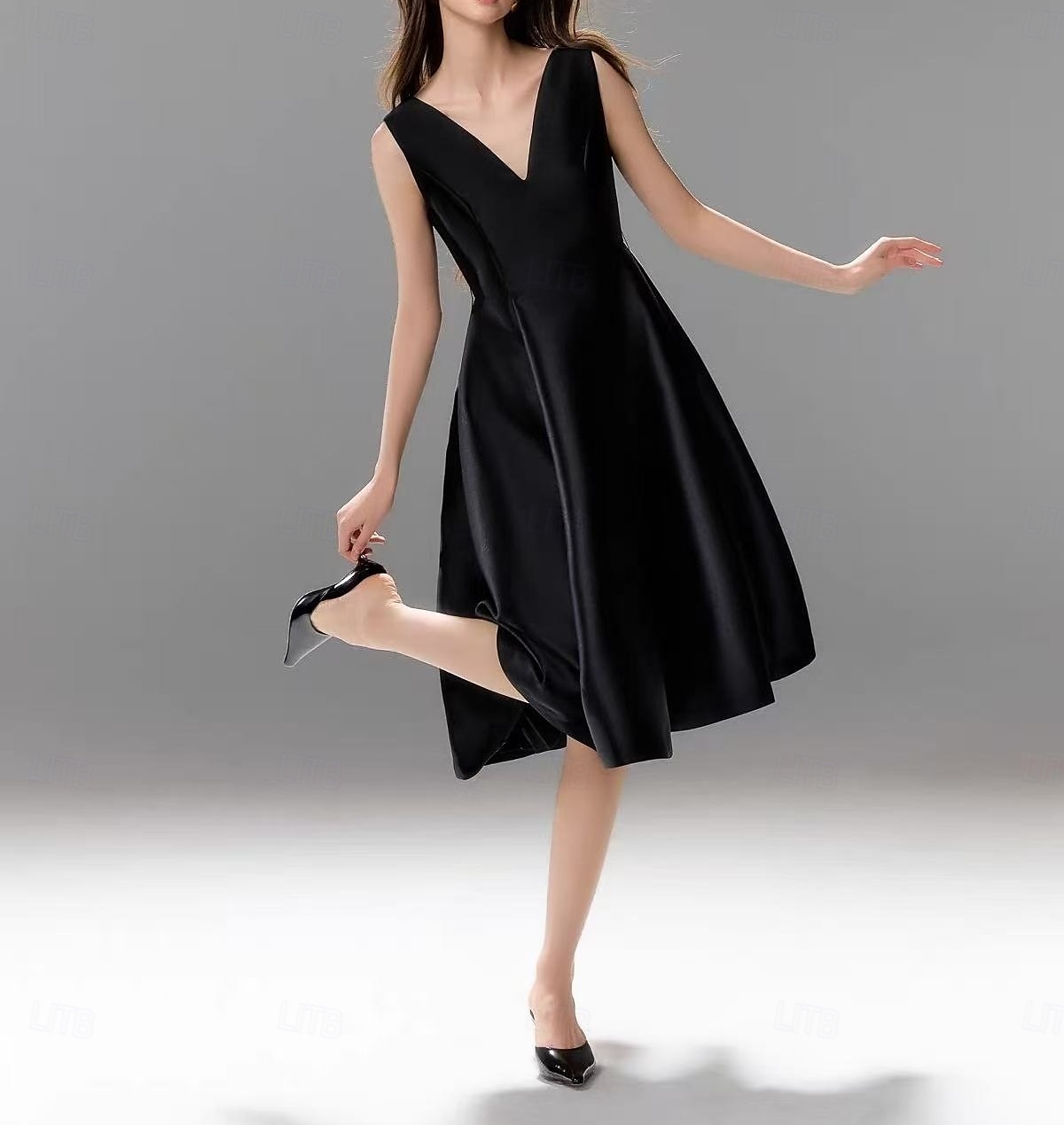 Abiti A-Line Homecoming Abito da Festa Abito di Laurea Lunghezza al Ginocchio Senza Maniche Collo a V Tasca Cotone Schiena a V con Tasca del 2025 a $158.99 –P8
