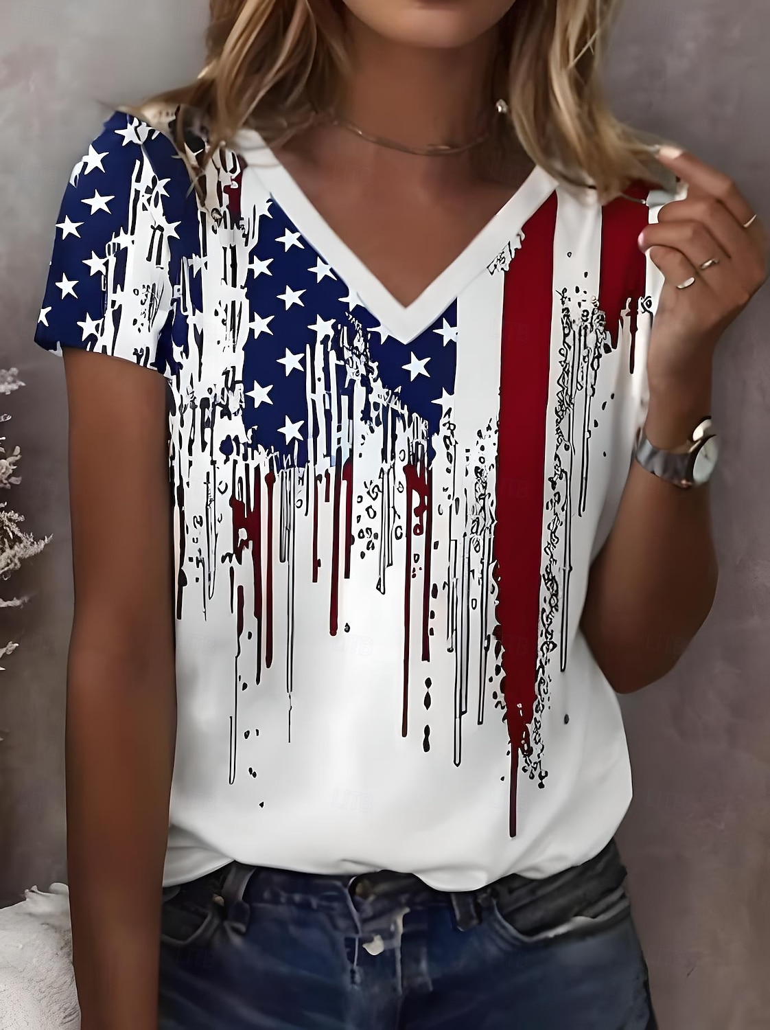 T-shirt patriotique pour femmes du Jour de l'indépendance graphique drapeau vintage élégant classique manches courtes col en V tops réguliers impression quotidienne blanc été printemps de 2026 ? $22.99 –P3