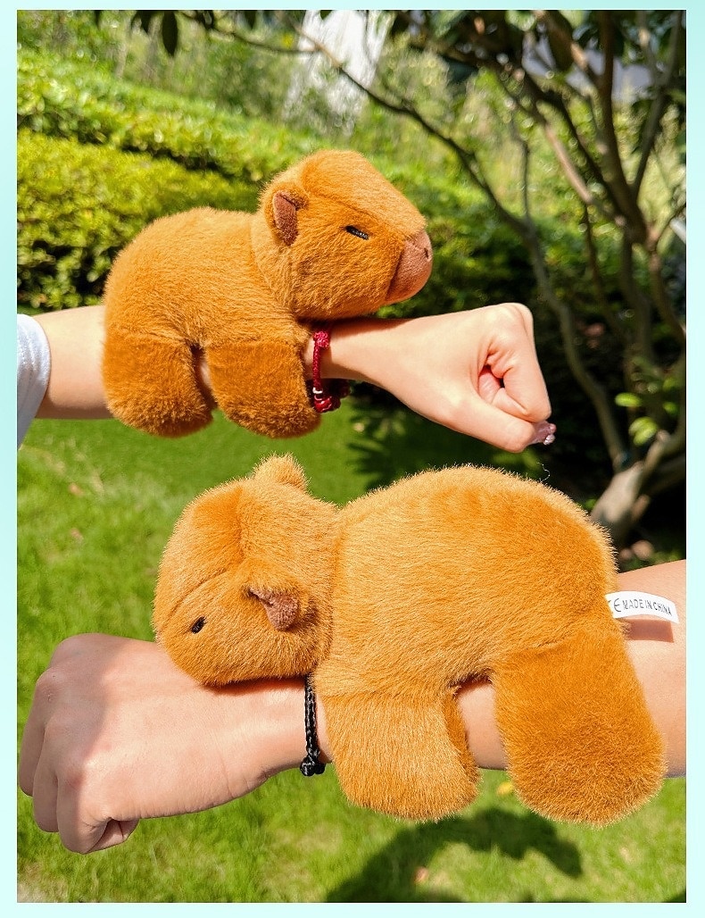 Braccialetto schiaffeggiante di peluche a forma di capibara, giocattolo di peluche da polso imbottito per decorazione, regalo per feste di compleanno per bambini del 2025 a $24.99 –P3