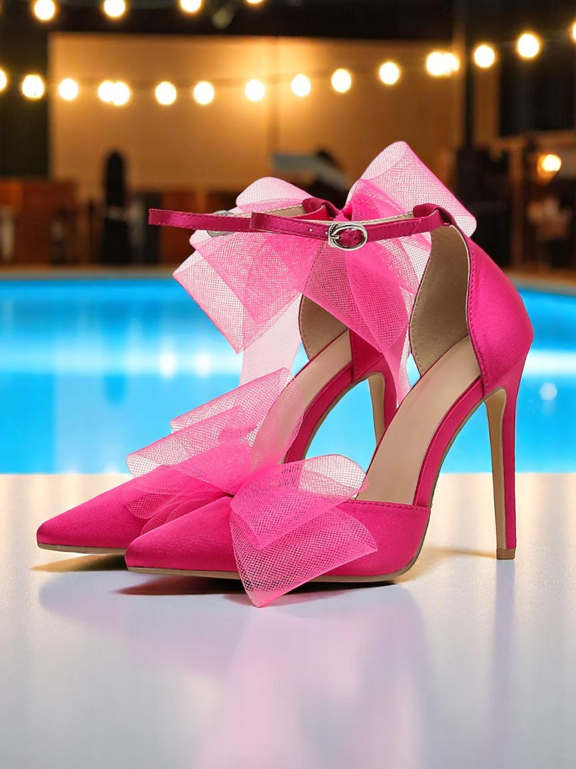 Scarpe col tacco da donna in raso rosa shocking con punta affilata, fiocco in tulle oversize, cinturino alla caviglia e stiletto, per feste notturne, cocktail sul tetto, glamour a bordo piscina o del 2025 a $42.99 –P1
