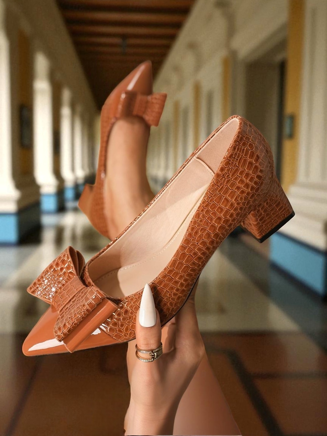 Damen-Pumps aus Lackleder im Vintage-Stil mit Krokodilprägung – braune Pumps mit spitzer Spitze, übergroßer Schleife und Blockabsatz fürs Büro, Teepartys und Outfits im Stil der 50er Jahre 2025 - $42.99 –P1