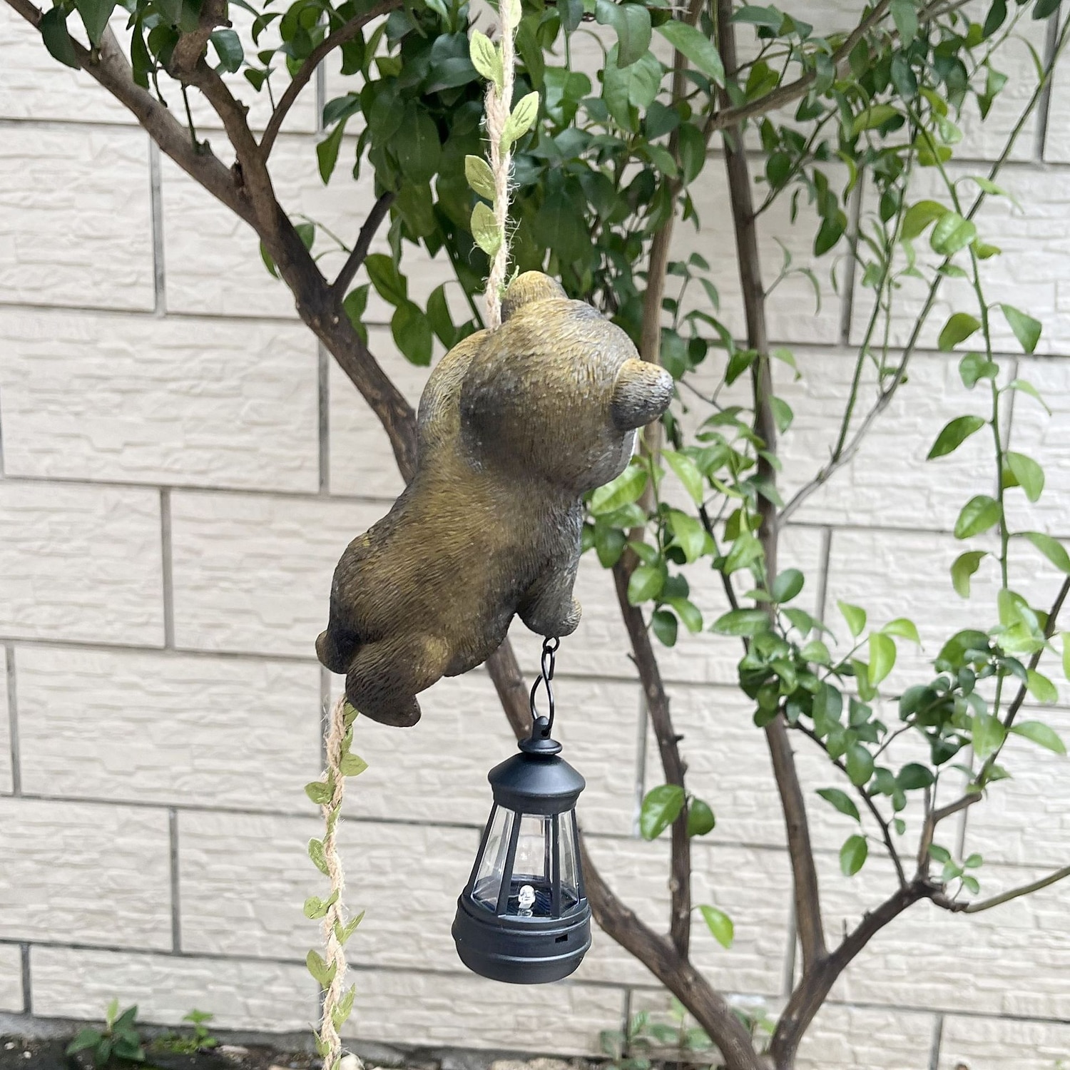 1 kpl kiipeilevä pesukarhupatsas, jossa on aurinkokennolla toimiva vedenpitävä valo, puutarhaterassilla ja parvekkeella riippuva koristevalo, söpö eläinmaisemavalo 2026 - $25.99 –P5