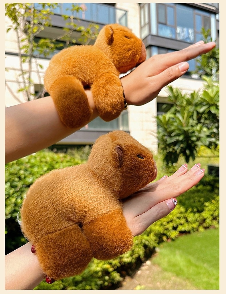 Braccialetto schiaffeggiante di peluche a forma di capibara, giocattolo di peluche da polso imbottito per decorazione, regalo per feste di compleanno per bambini del 2025 a $24.99 –P1