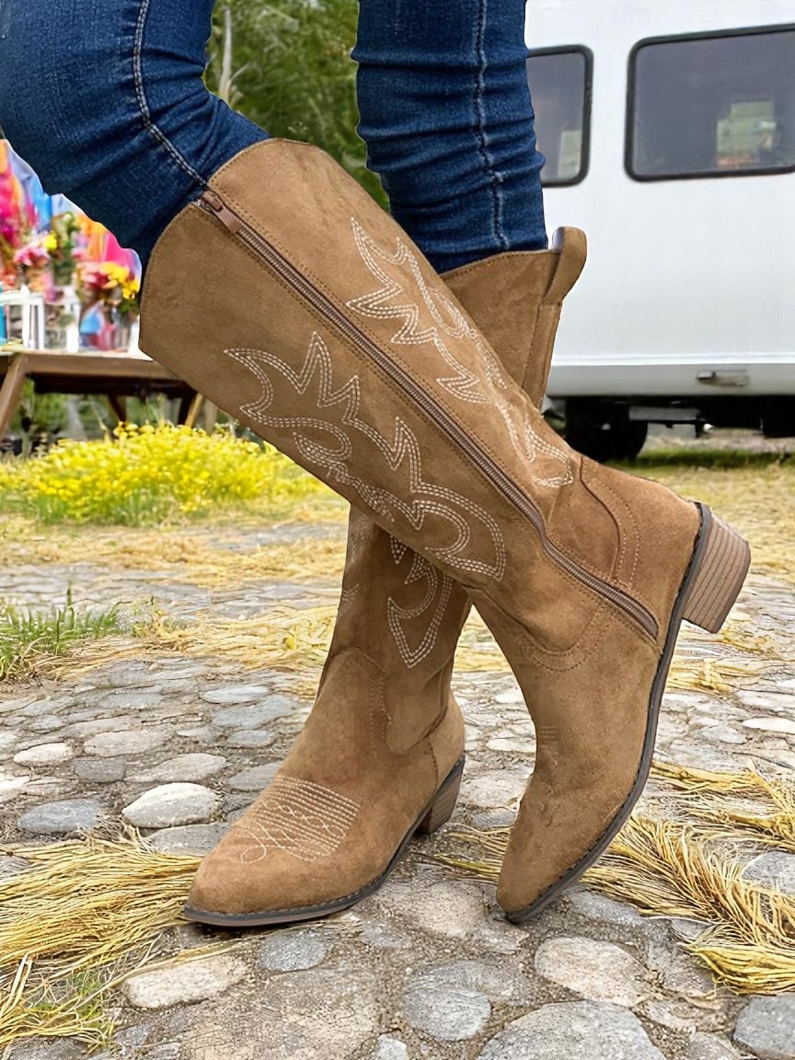 női western velúr térdig érő cowboy csizma – hímzett, barna, hegyes orrú, középsarkú lovaglócsizma country koncertekre, őszi szettekre és szabadtéri rendezvényekre 2025 - $46.99 –P3