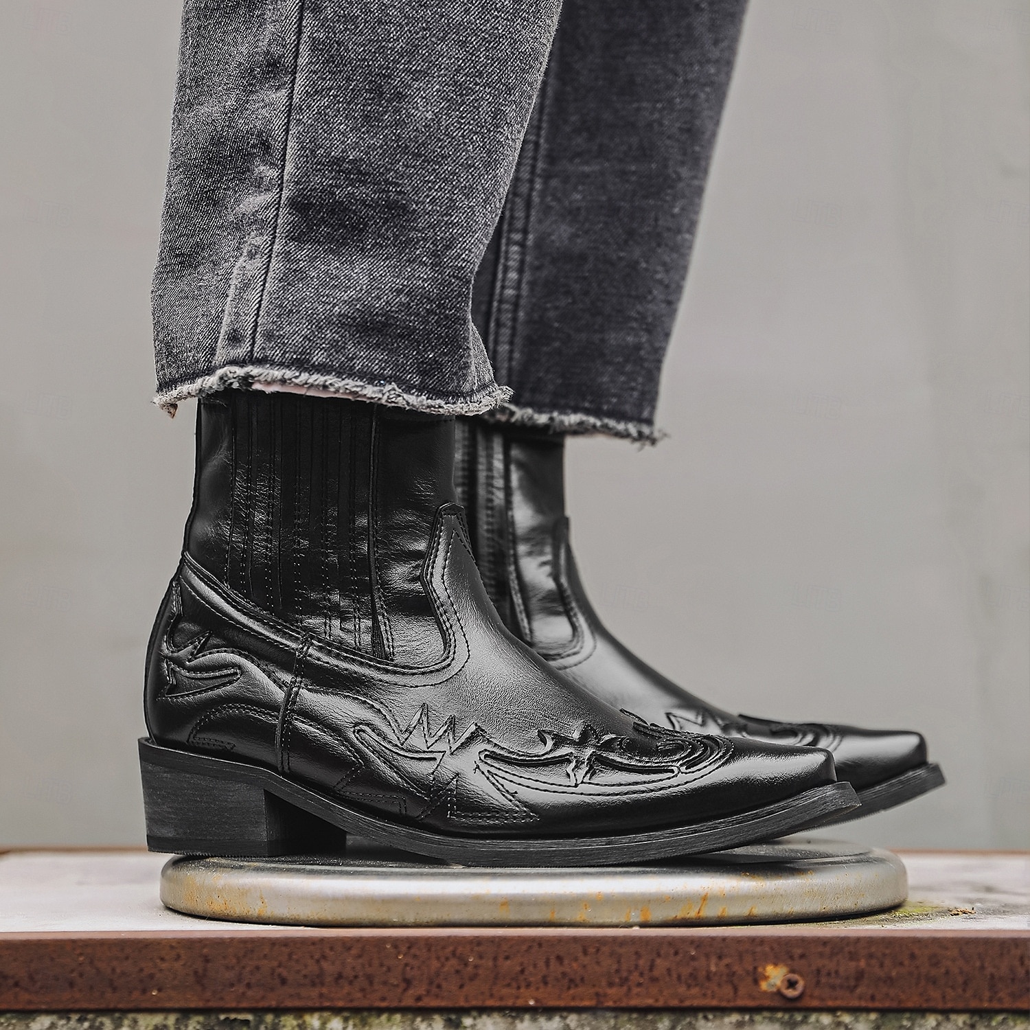 Bottines de cowboy en cuir marron style western pour homme avec motif flamme brodé – bottes tendance pour événements country, rodéos et tenues décontractées de 2025 ? $59.99 –P1