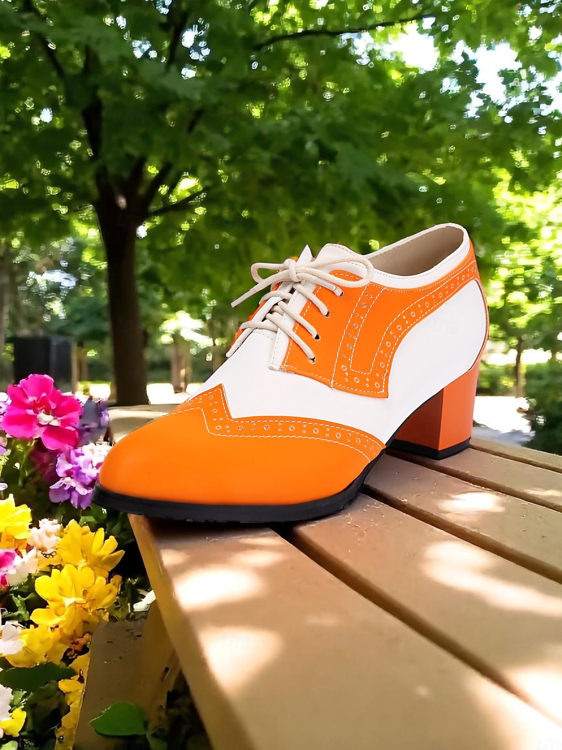 női kétszínű, zöld-fehér oxford magassarkú, brogue díszítéssel – 1950-es évekbeli vintage fűzős elegáns cipők mindennapi viseletre, tavaszi szettekhez és retró ihletésű megjelenéshez 2025 - $46.99 –P5
