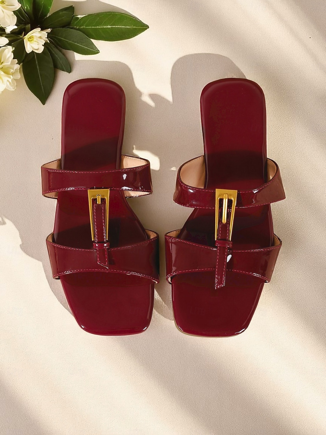 Sandales plates à bride en T en cuir verni pour femmes avec boucle dorée pour les rendez-vous décontractés et le style urbain estival de 2025 ? $32.99 –P3