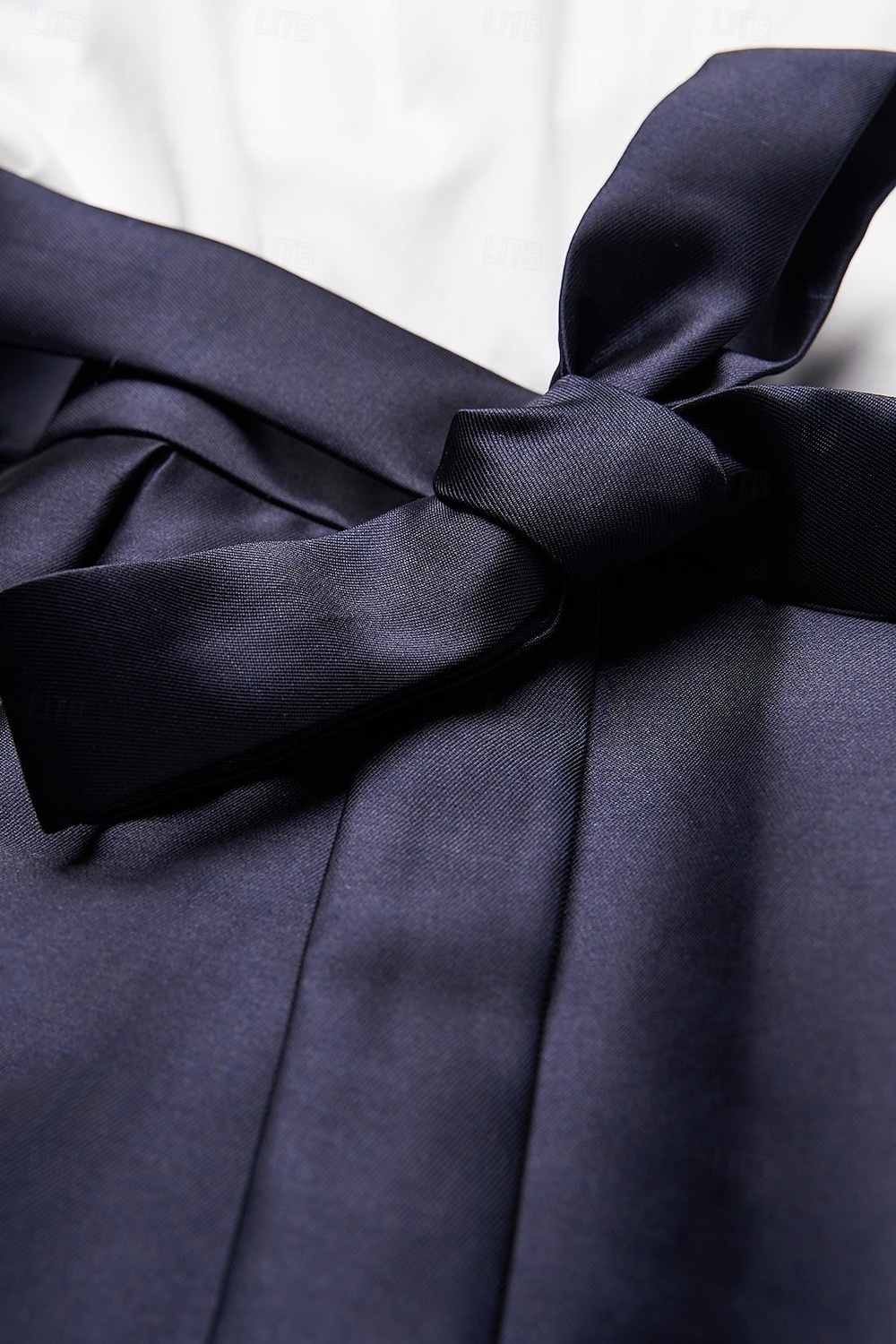 Robe de soirée en A noir et blanc élégante robe formelle invitée de mariage longueur de sol manches longues décolleté en V satin avec poches et nœud(x) de 2025 ? $137.99 –P3