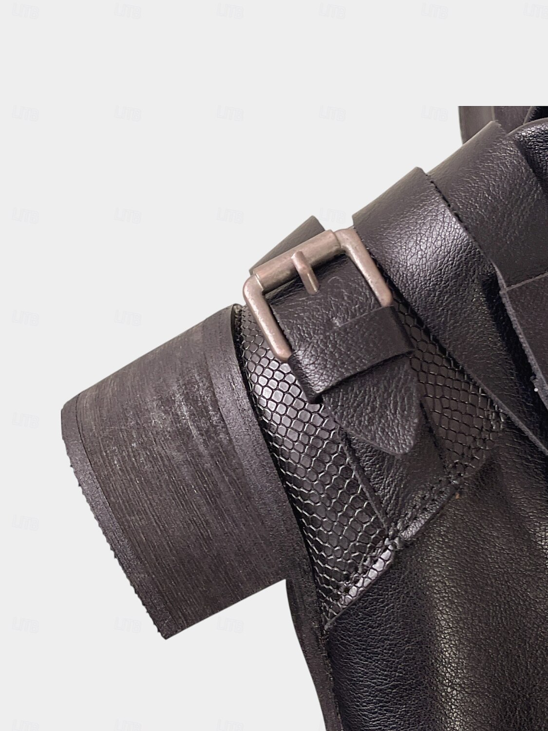 Bottines noires punk gothiques pour femmes avec détails chauve-souris et croix - design à pointes et clous, mode alternative des années 1980, idéales pour les événements de la vie nocturne, les fêtes de 2025 ? $46.99 –P8
