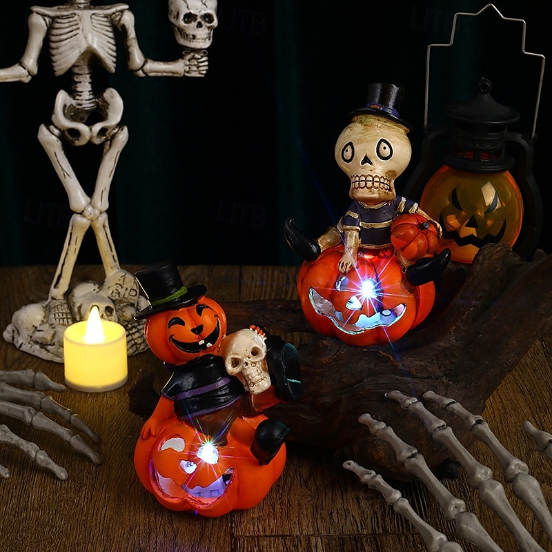 Decorazione di Halloween con teschio e zucca, lanterna di zucca e scheletro con LED lampeggianti colorati, accessorio spettrale per feste di Halloween, ideale per decorazioni interne ed esterne. del 2025 a $10.49 –P1