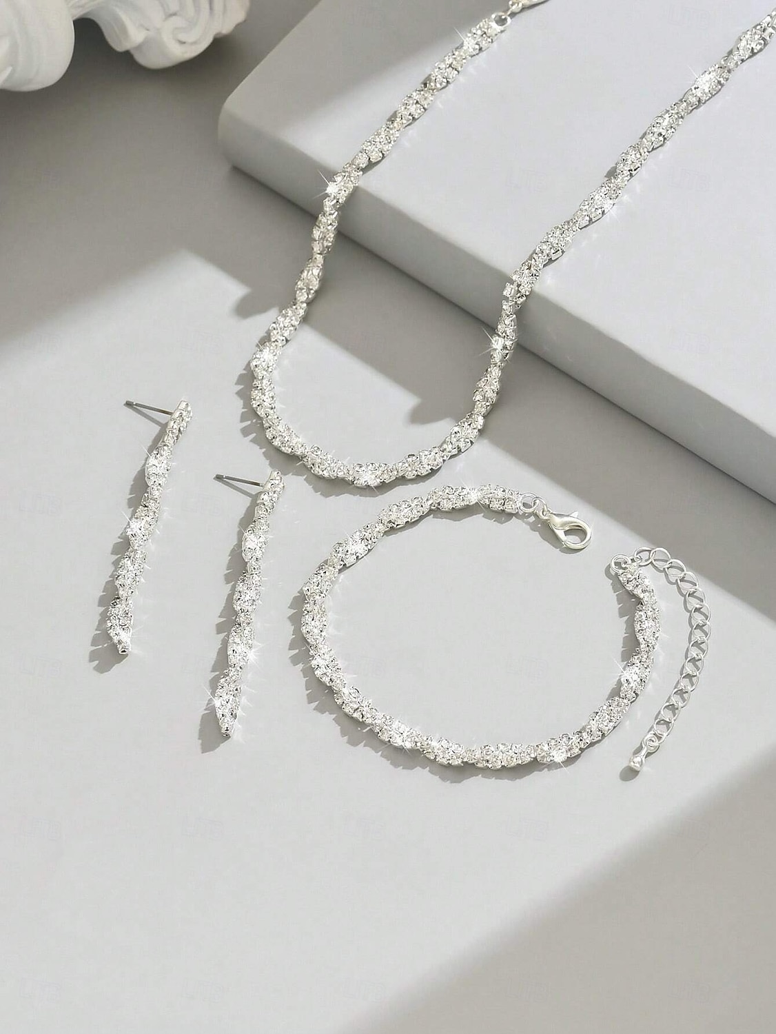 Ensembles de bijoux de mariée 1 ensemble boucles d'oreilles en zircon strass collier bracelets ensemble de bijoux élégant pour femmes pour mariage occasion spéciale fête tenue de soirée de 2025 ? $27.99 –P1