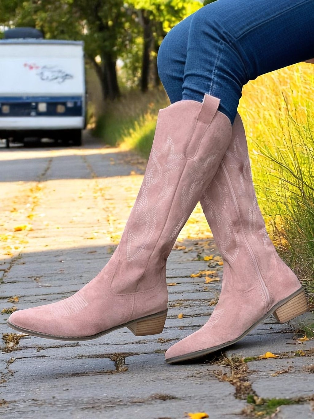 női western velúr térdig érő cowboy csizma – hímzett, barna, hegyes orrú, középsarkú lovaglócsizma country koncertekre, őszi szettekre és szabadtéri rendezvényekre 2025 - $46.99 –P5