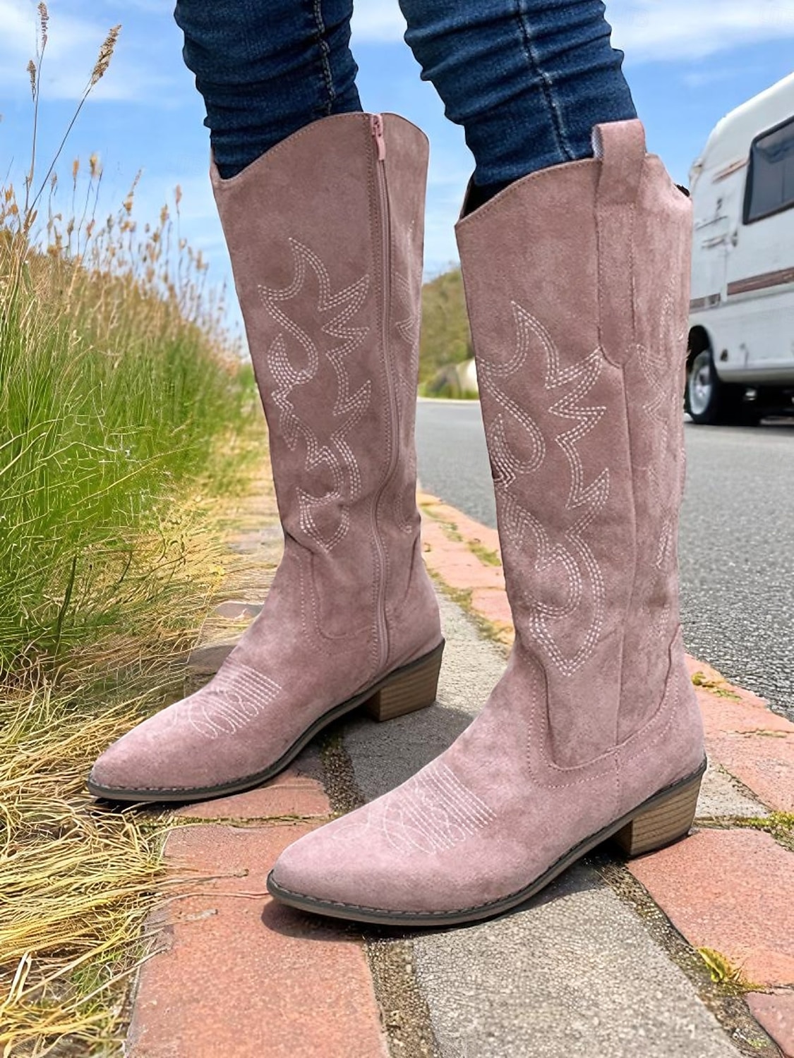 női western velúr térdig érő cowboy csizma – hímzett, barna, hegyes orrú, középsarkú lovaglócsizma country koncertekre, őszi szettekre és szabadtéri rendezvényekre 2025 - $46.99 –P2