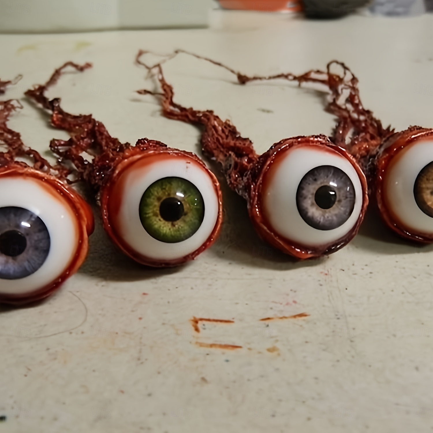2 piezas de globos oculares sangrientos de látex para bromas de Halloween: globos oculares artificiales para una diversión aterradora; sin plumas, adecuados para bromas y fiestas 2025 - $32.99 –P2