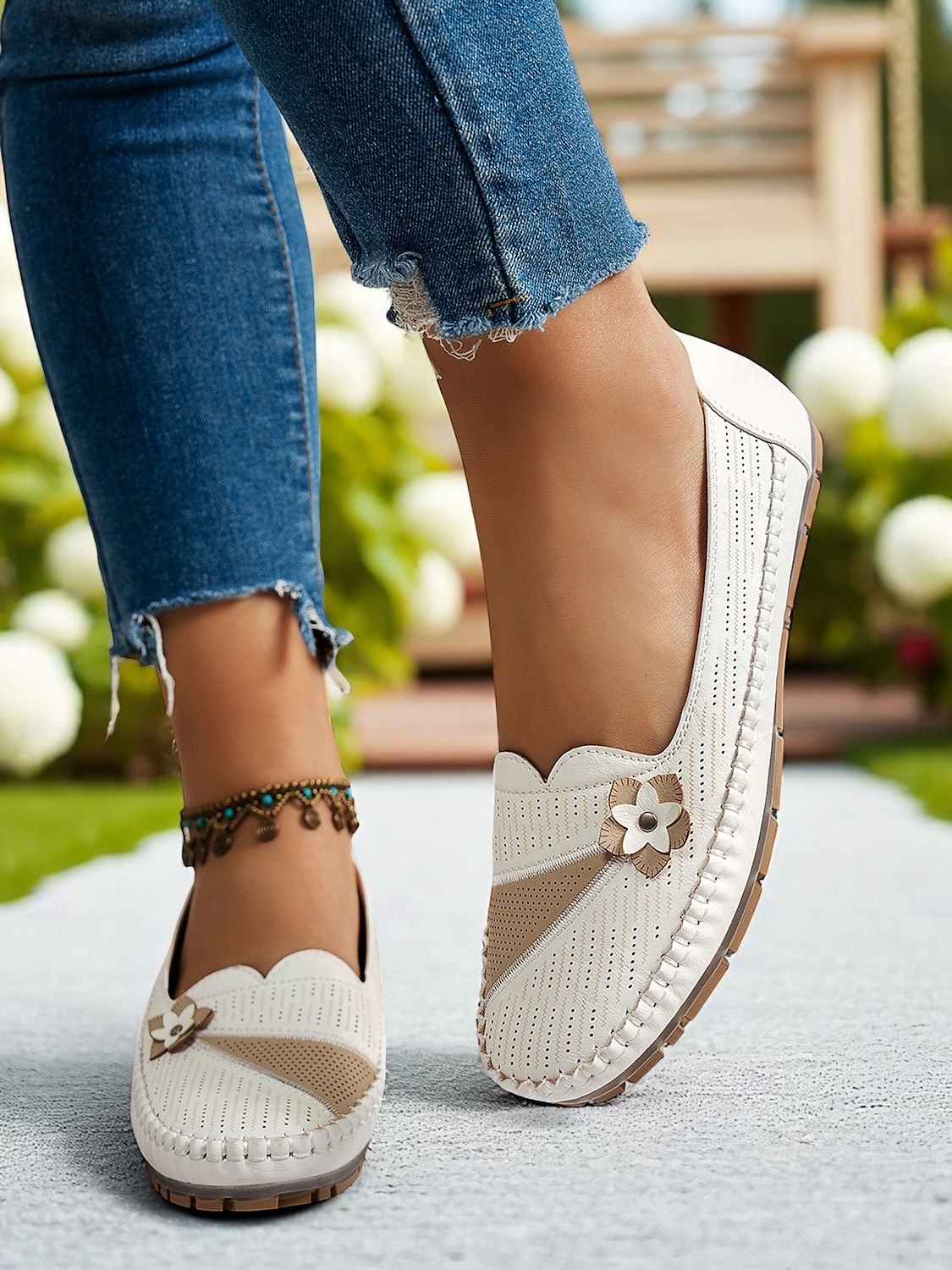 Mocasines blancos perforados para mujer con detalle de flores