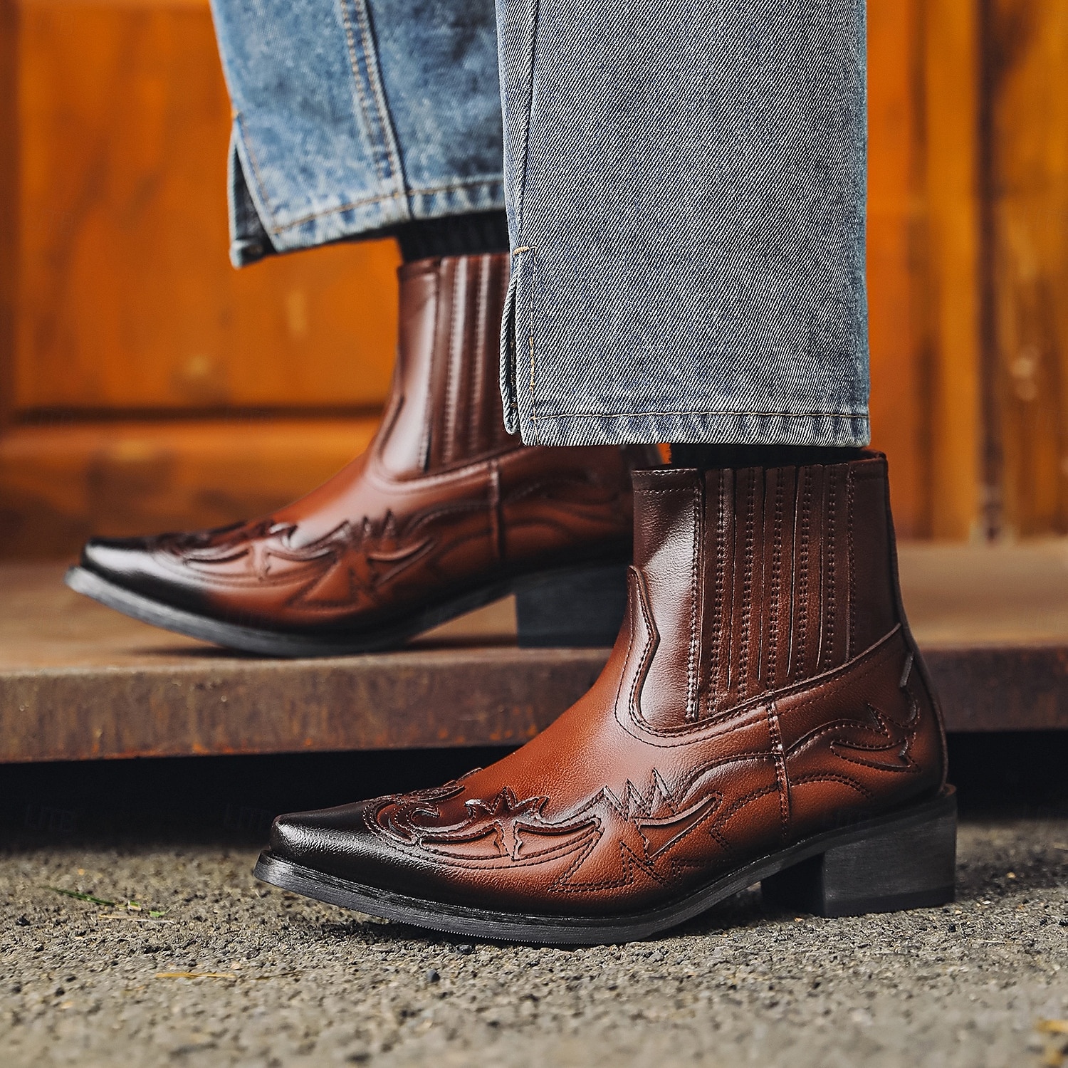 Bottines de cowboy en cuir marron style western pour homme avec motif flamme brodé – bottes tendance pour événements country, rodéos et tenues décontractées de 2025 ? $59.99 –P5