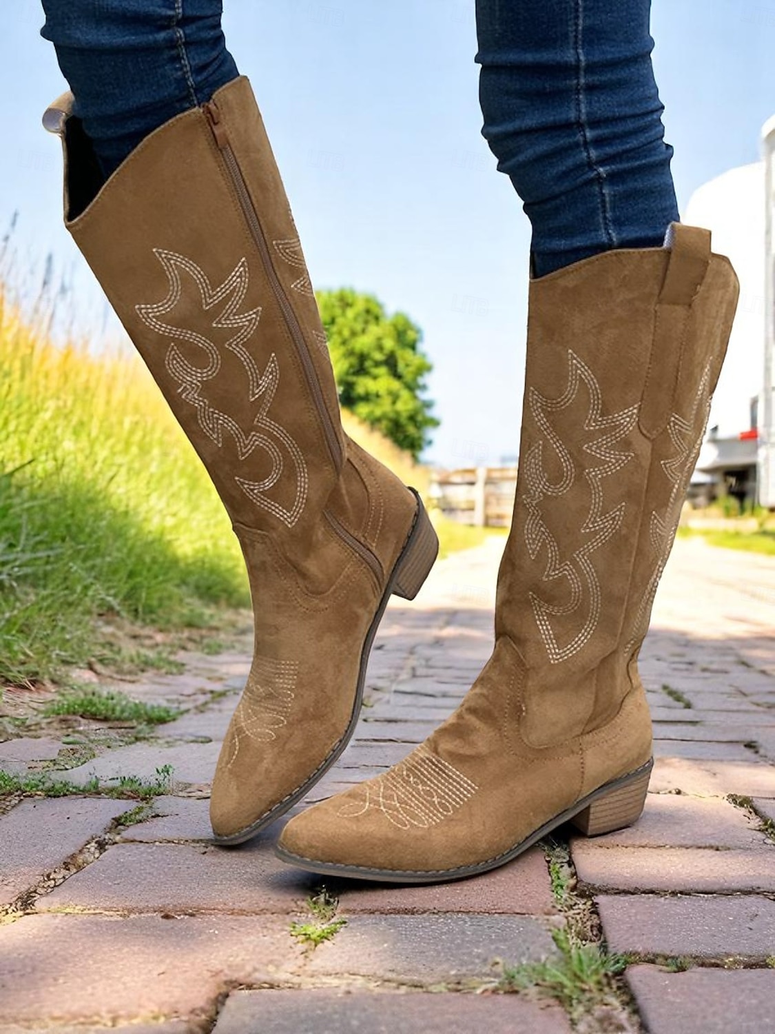 női western velúr térdig érő cowboy csizma – hímzett, barna, hegyes orrú, középsarkú lovaglócsizma country koncertekre, őszi szettekre és szabadtéri rendezvényekre 2025 - $46.99 –P4