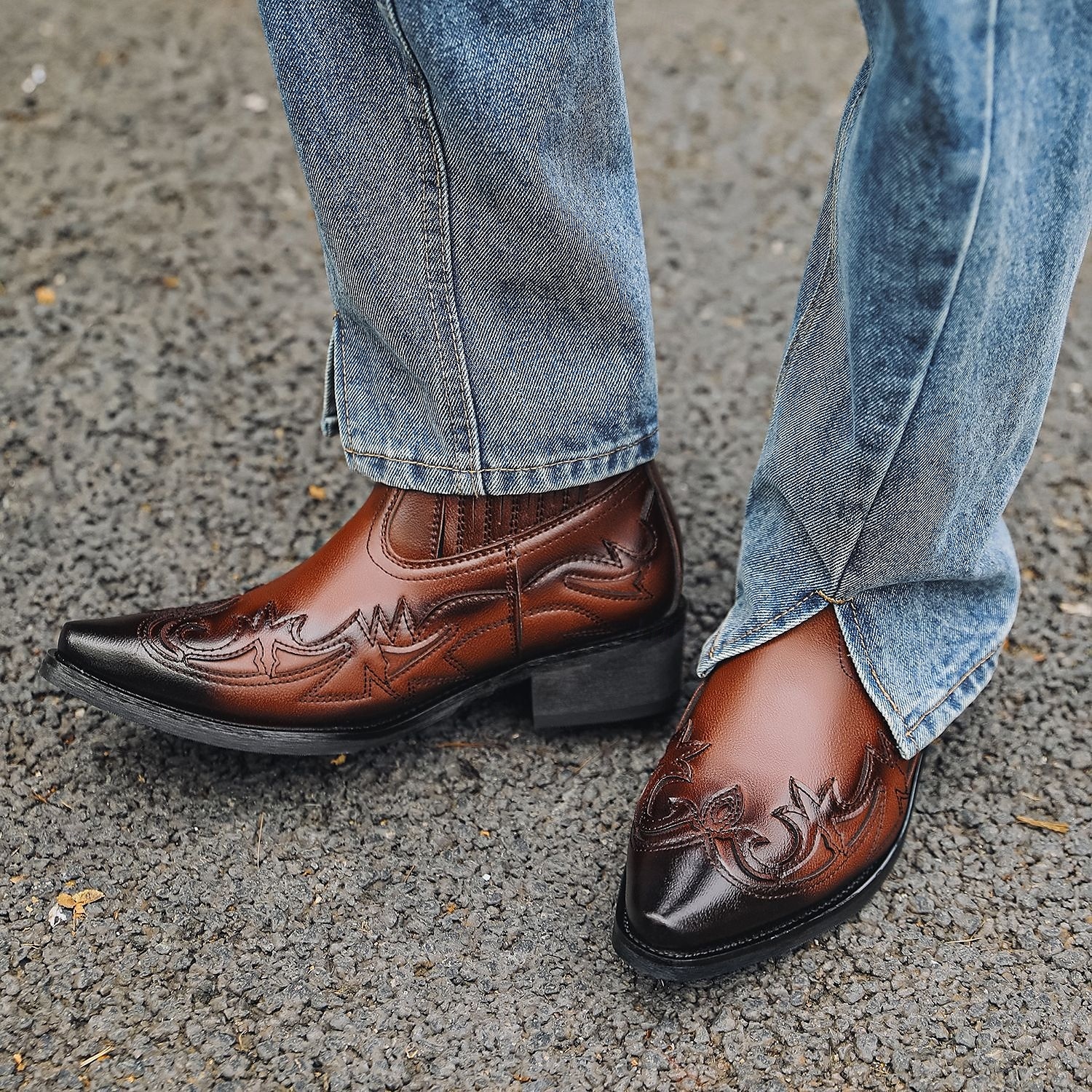 Bottines de cowboy en cuir marron style western pour homme avec motif flamme brodé – bottes tendance pour événements country, rodéos et tenues décontractées de 2025 ? $59.99 –P4