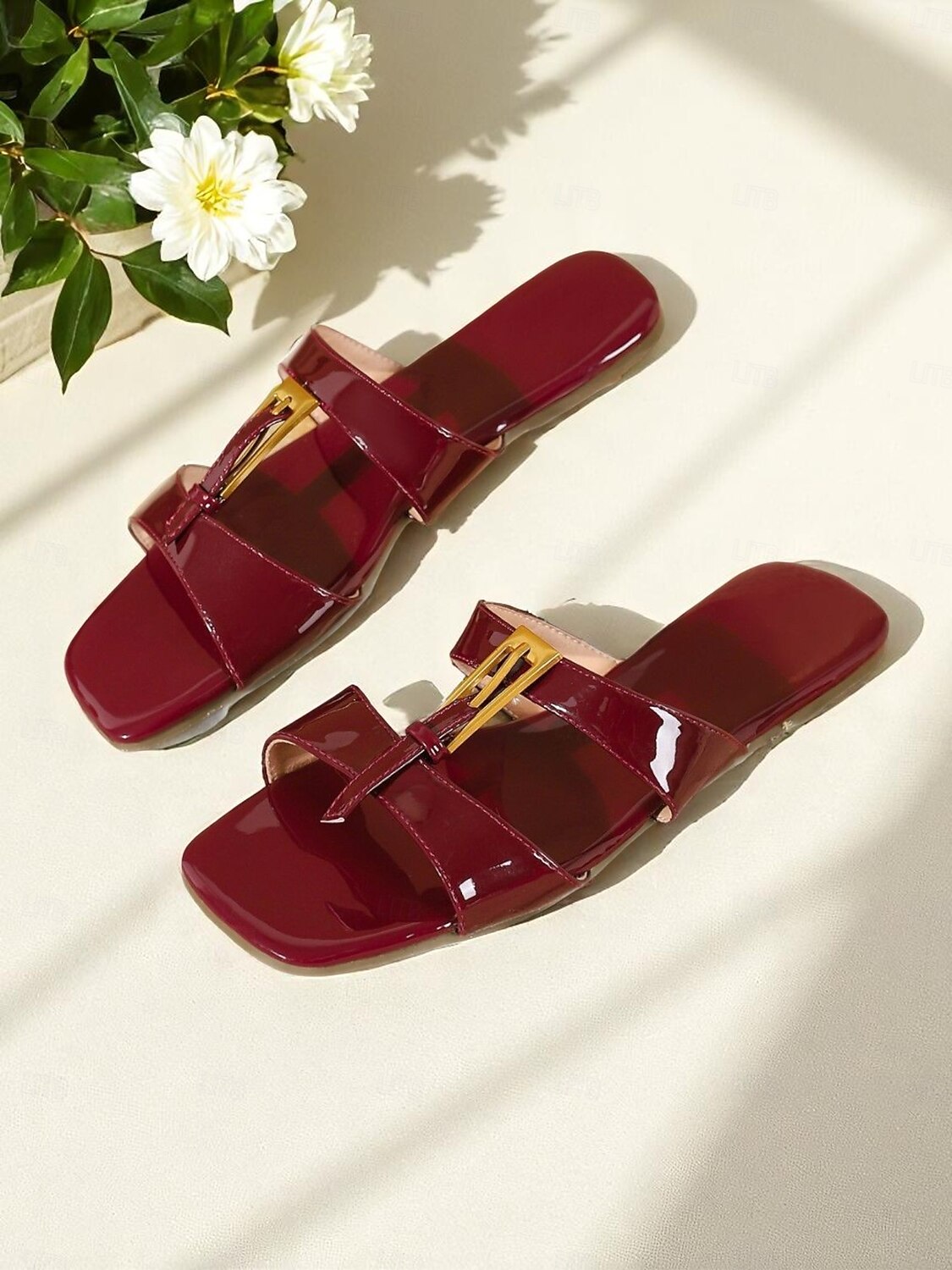 Sandales plates à bride en T en cuir verni pour femmes avec boucle dorée pour les rendez-vous décontractés et le style urbain estival de 2025 ? $32.99 –P4