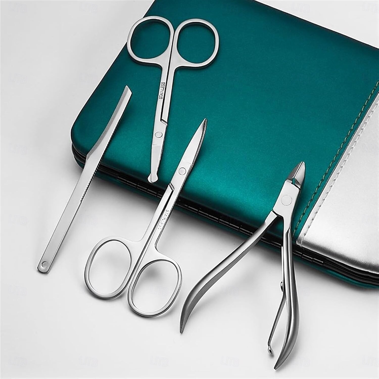 Ensemble de ciseaux à ongles 15 pièces Kit de coupe-ongles professionnel Ensemble de manucure avec étui en cuir portable, kit de toilettage de manucure et de pédicure en acier inoxydable Ensemble de de 2025 ? $63.99 –P8