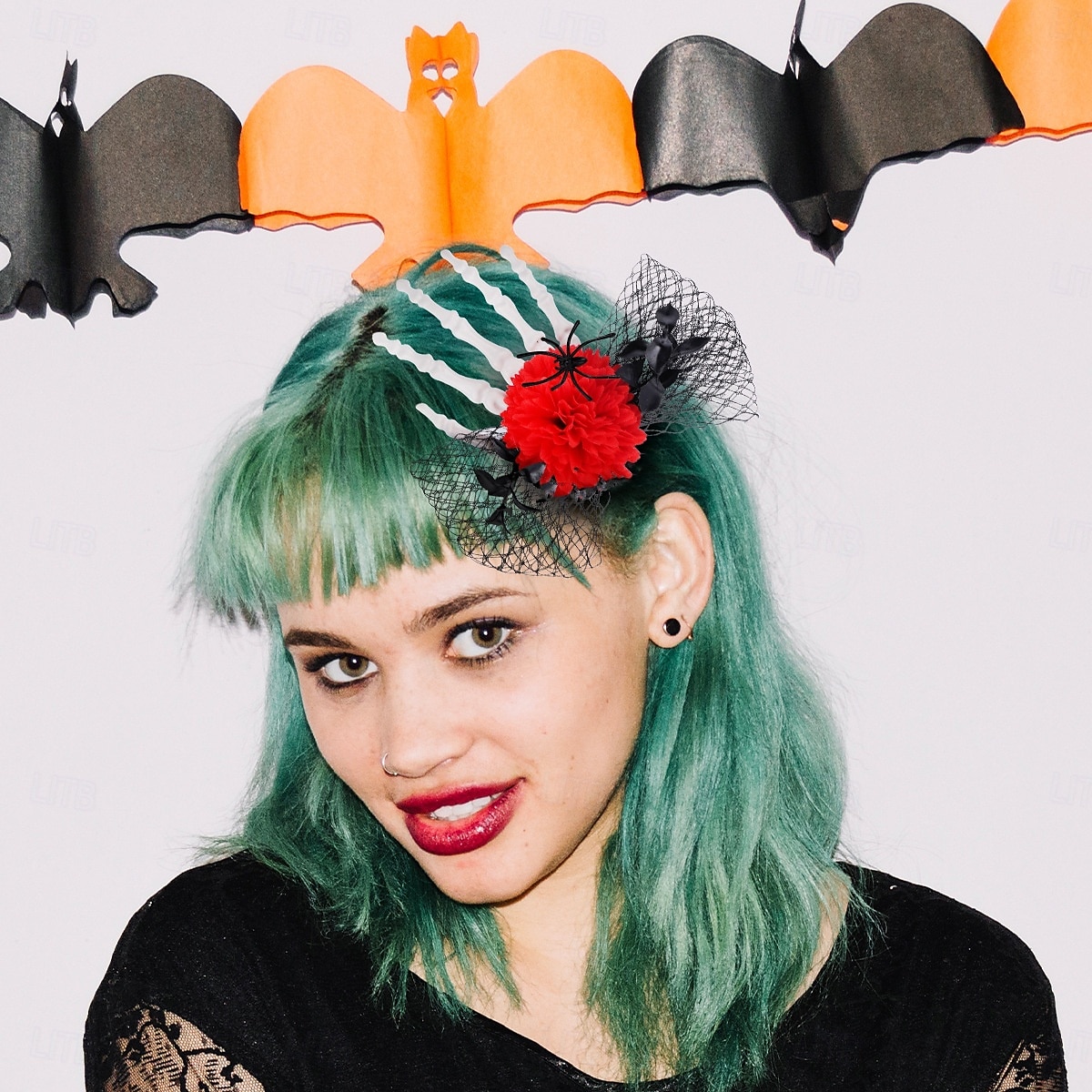 Fermaglio per capelli a forma di teschio di Halloween con osso e rosa, fermaglio laterale in rete spettrale, accessorio per capelli unico per costumi da festa del 2025 a $6.99 –P7
