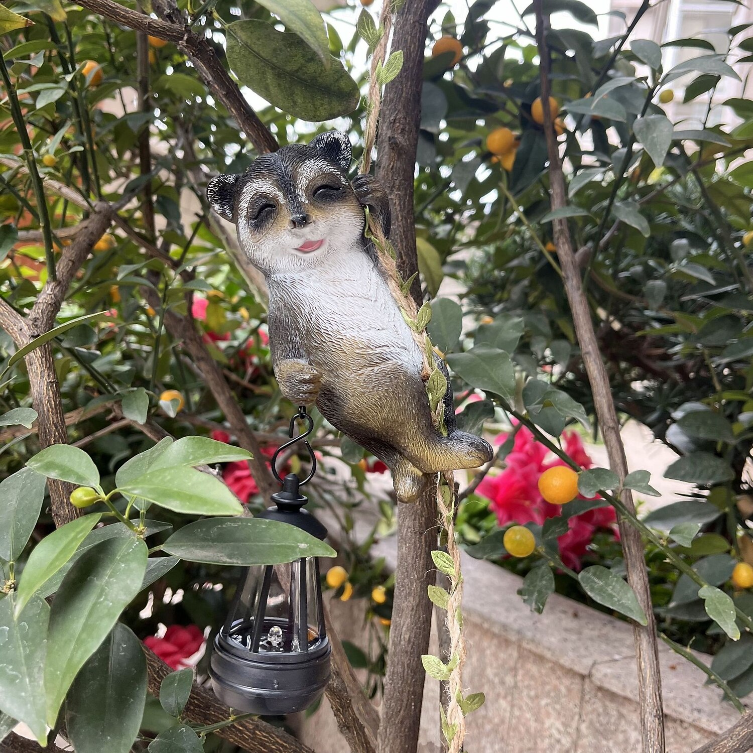 1 kpl kiipeilevä pesukarhupatsas, jossa on aurinkokennolla toimiva vedenpitävä valo, puutarhaterassilla ja parvekkeella riippuva koristevalo, söpö eläinmaisemavalo 2026 - $25.99 –P3