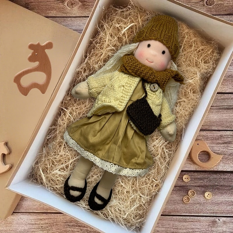 Boneca Waldorf feita à mão para bebês meninas com conjuntos de roupas - boneca de pelúcia macia de 11,8 polegadas para crianças pequenas, presente de Natal ideal para crianças de 2025 por $55.99 –P1